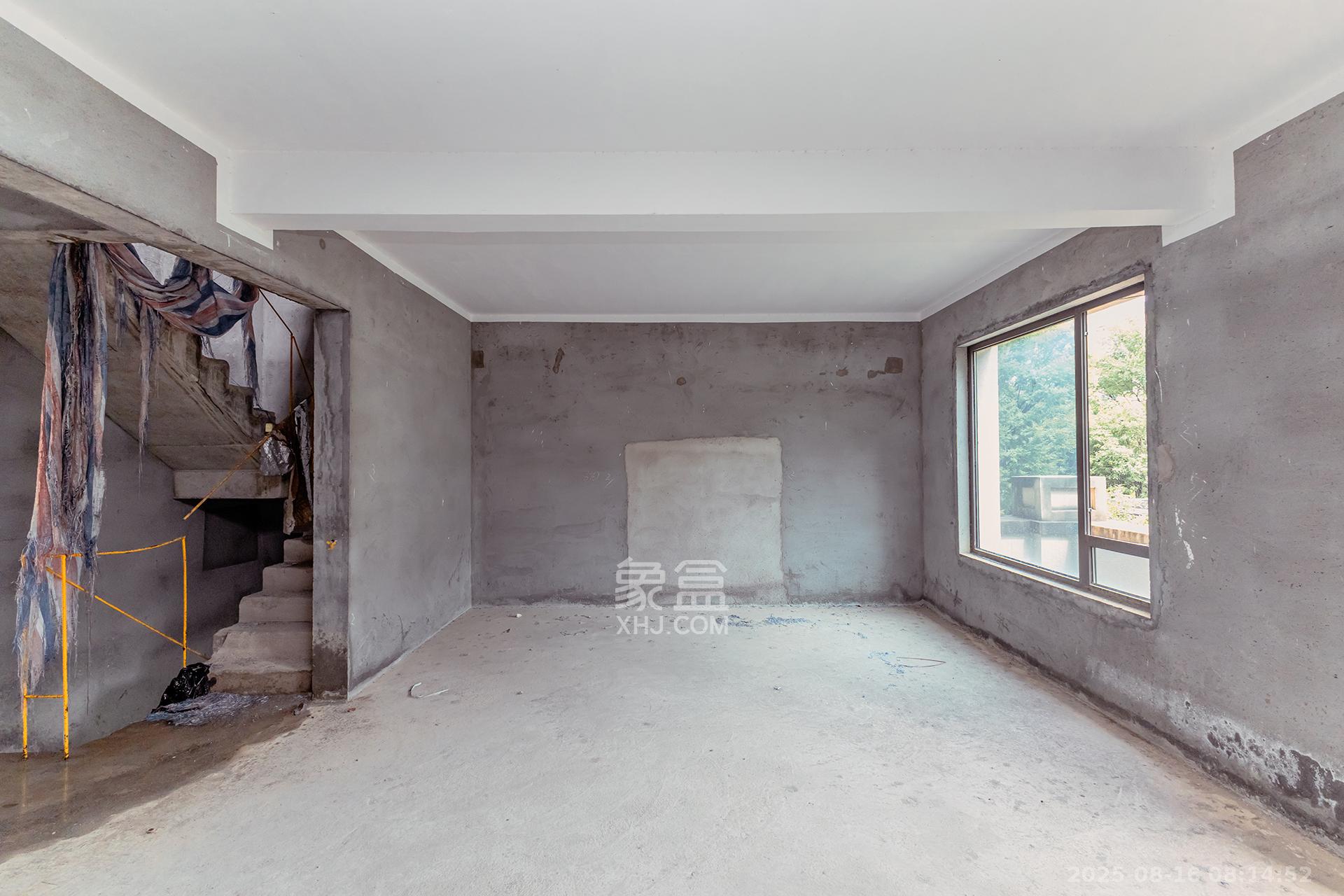 龙湖璟宸原著（龙湖紫宸）  6室2厅4卫    360.0万卧室