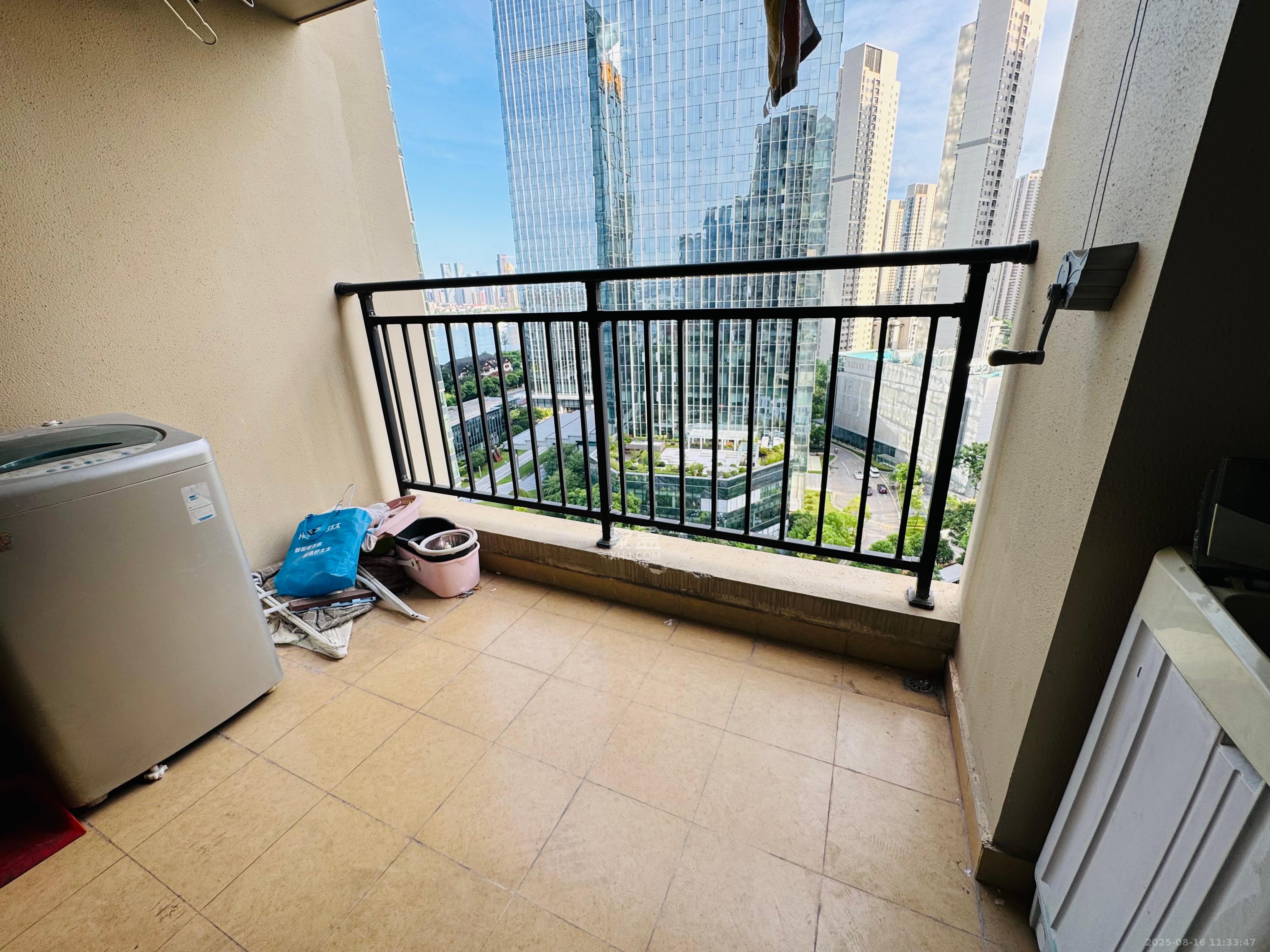 万科里金域滨江  3室2厅1卫    3300.0元/月室内图