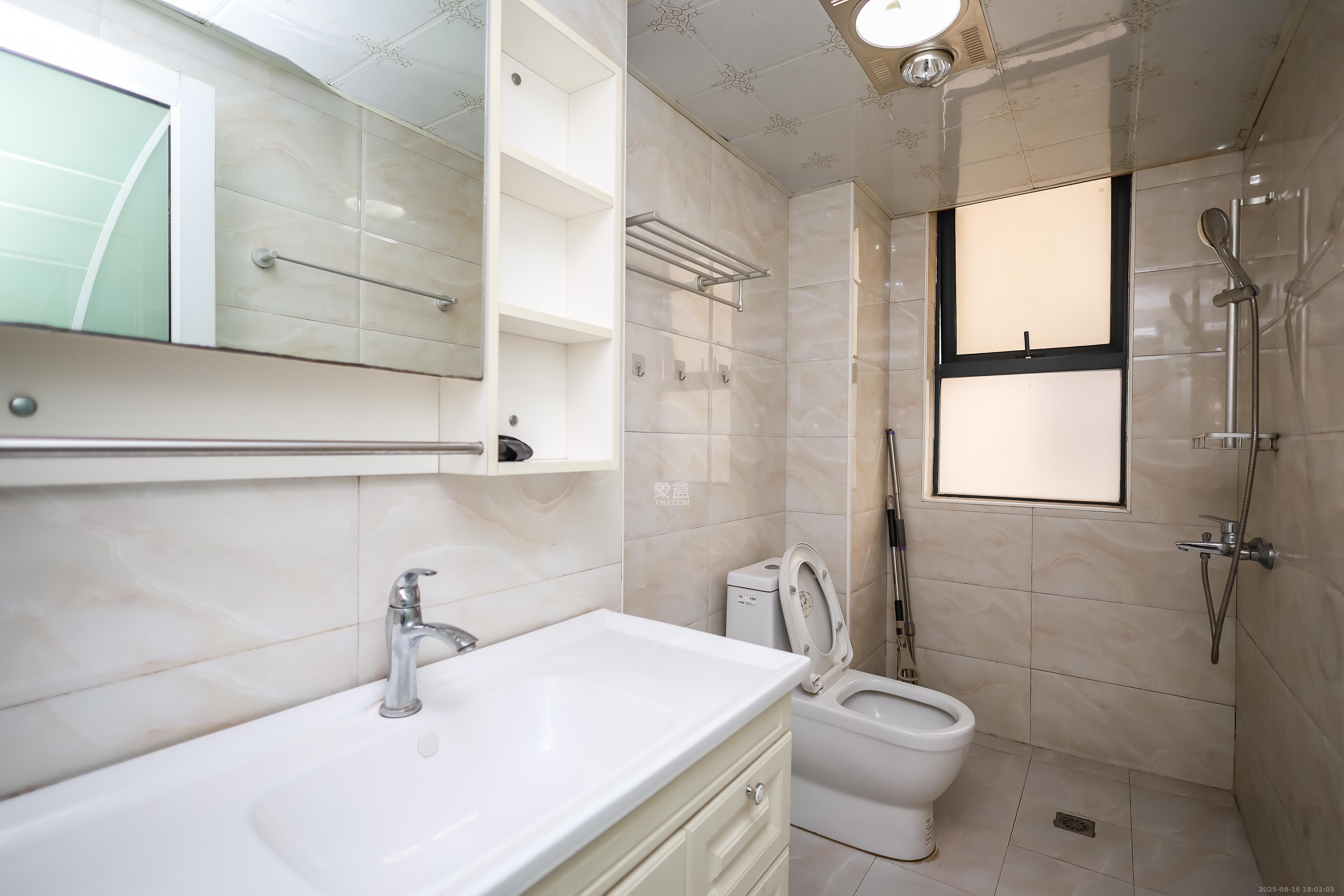 莱茵城  3室2厅1卫    89.0万卫生间