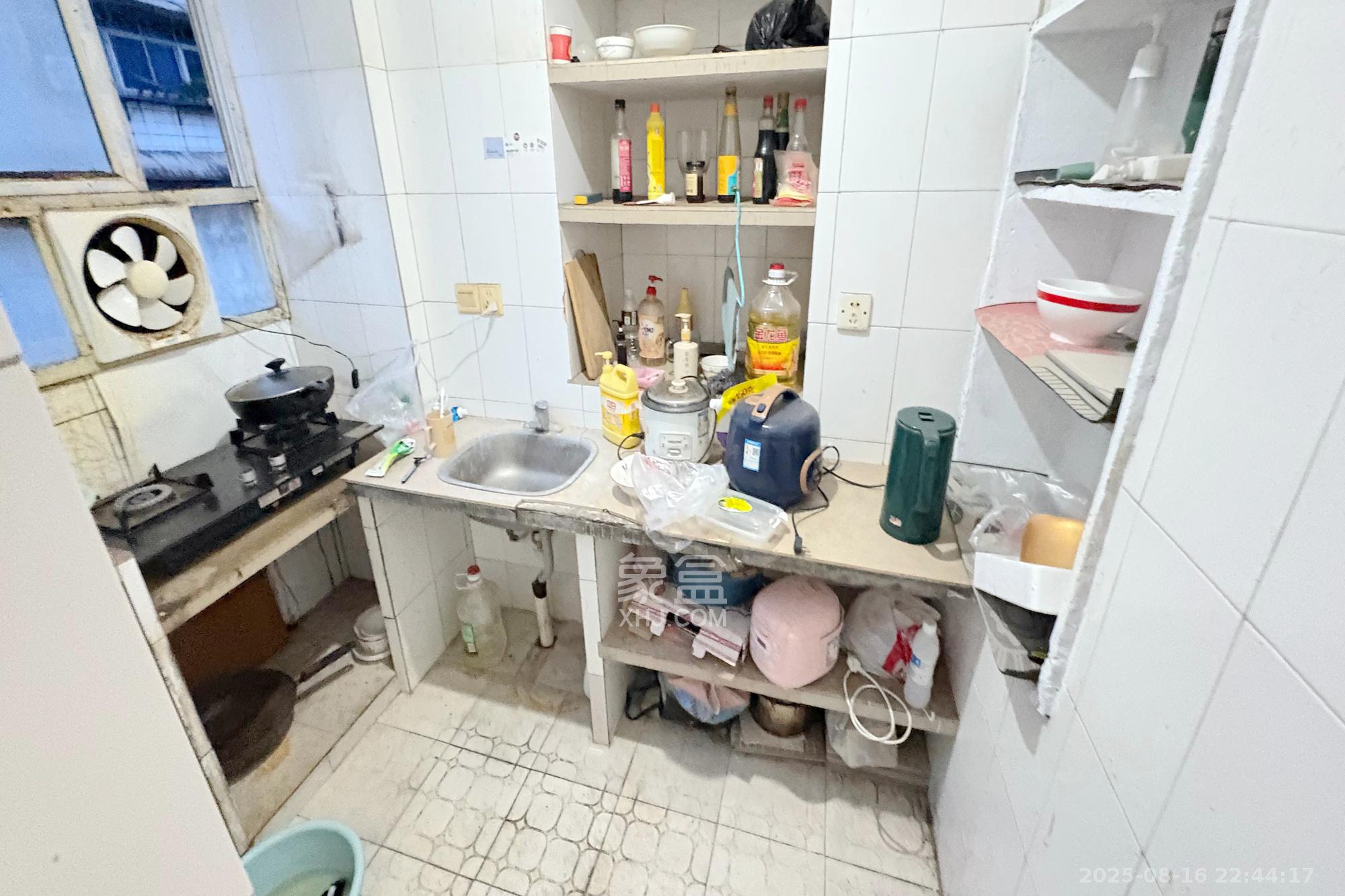 燕山街社区  2室1厅1卫    35.0万 燕山街社区  2室1厅1卫    35.0万厨房