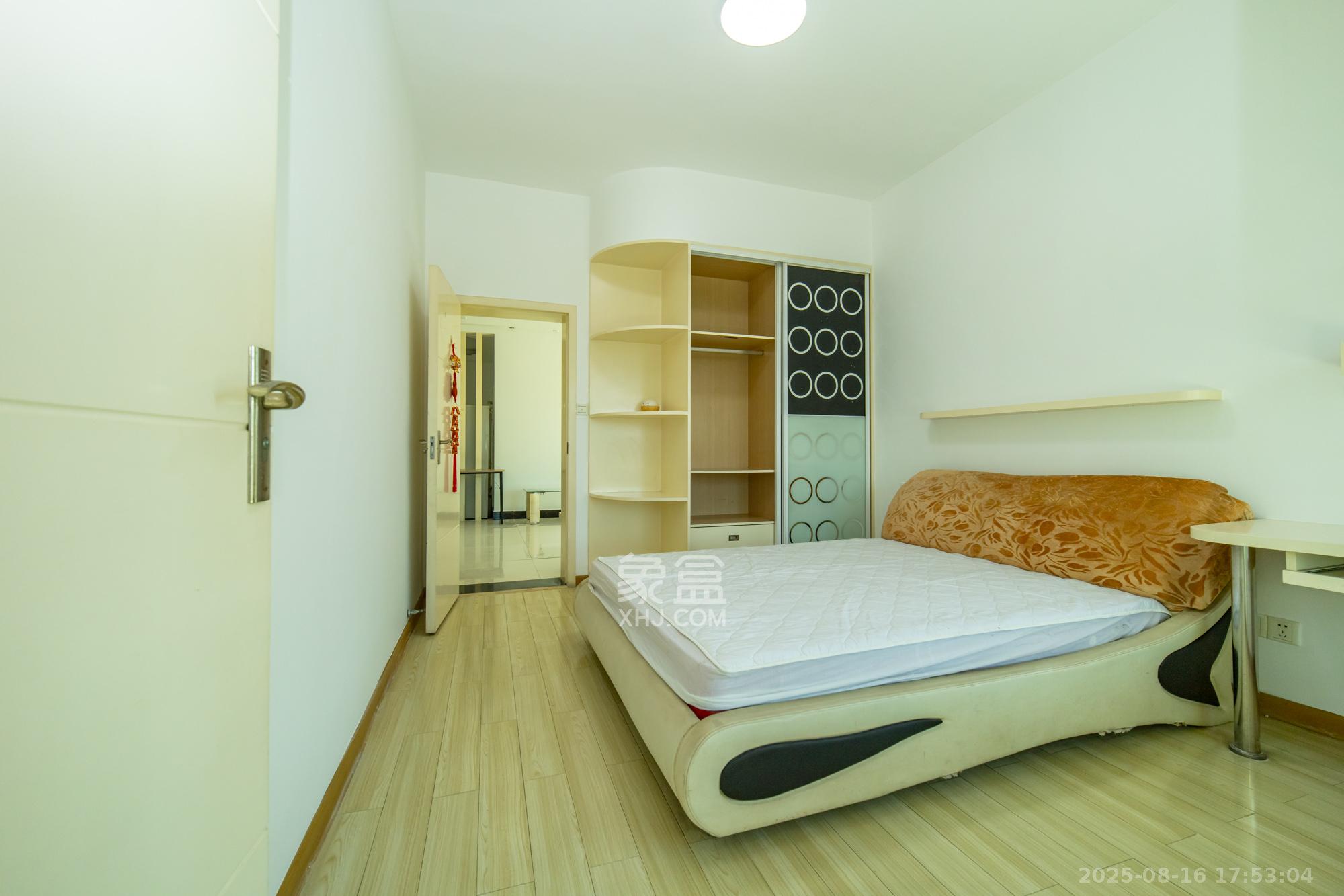 中南汽车世界  3室2厅1卫    33.8万 中南汽车世界  3室2厅1卫    33.8万卧室