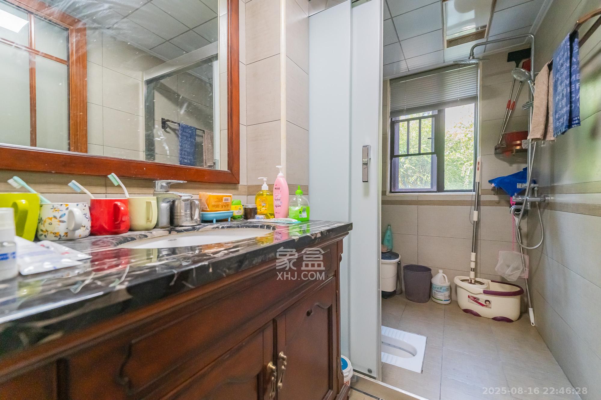 星湖湾二期洋房  4室2厅2卫    171.8万卫生间