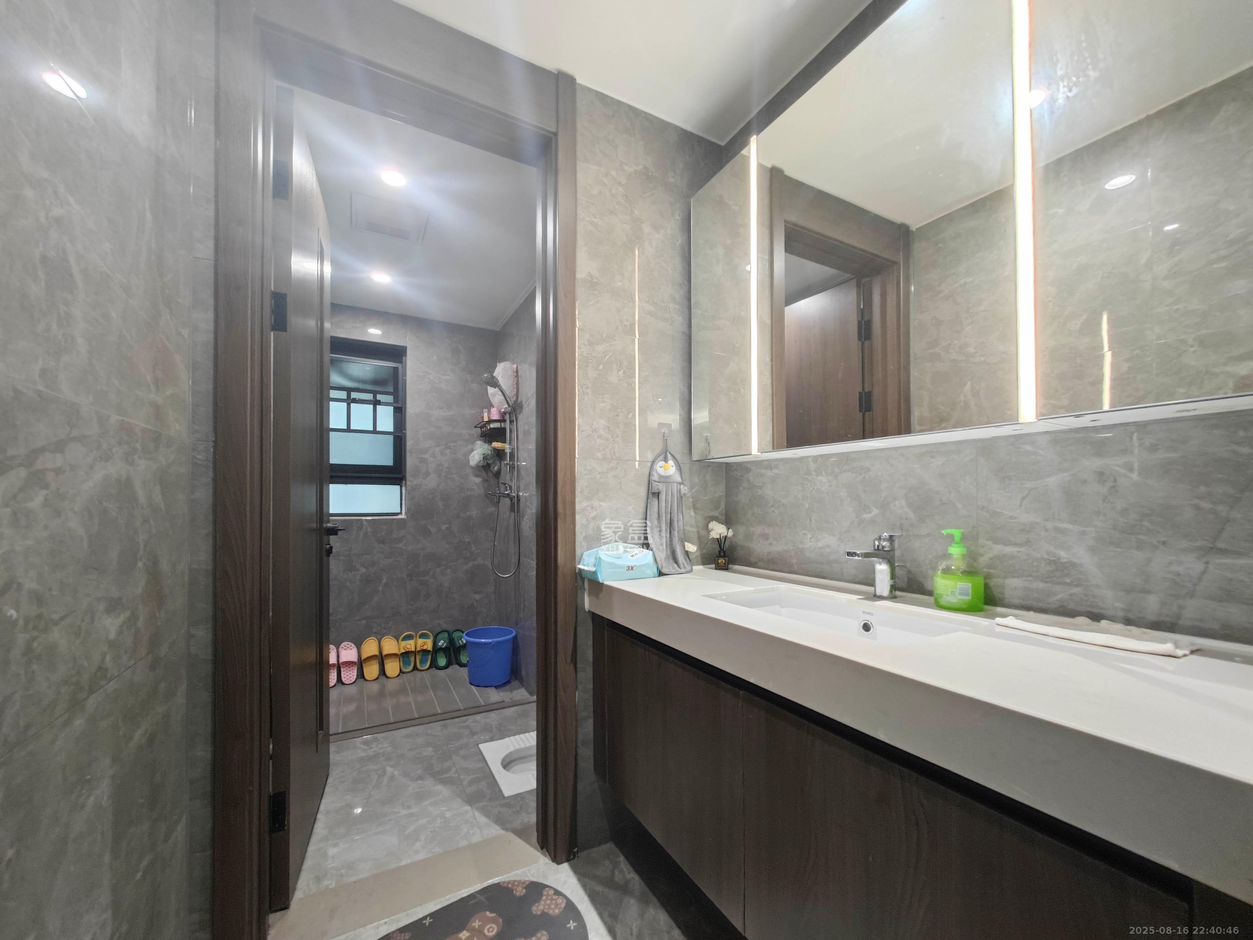 万科魅力之城  4室2厅2卫    230.0万卫生间