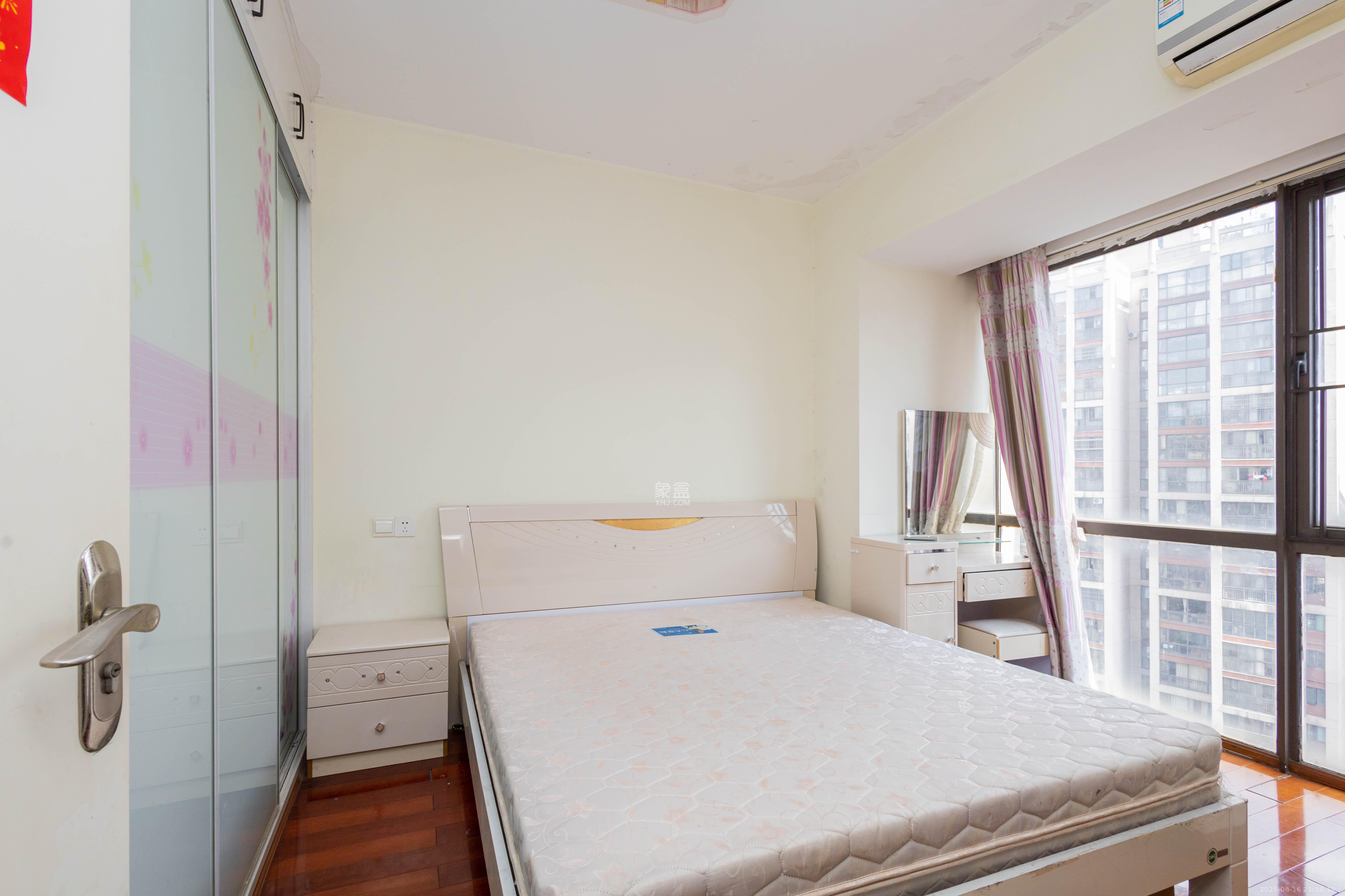 旭辉华庭 3室2厅1卫 56.8万 旭辉华庭 3室2厅1卫 56.8万卧室