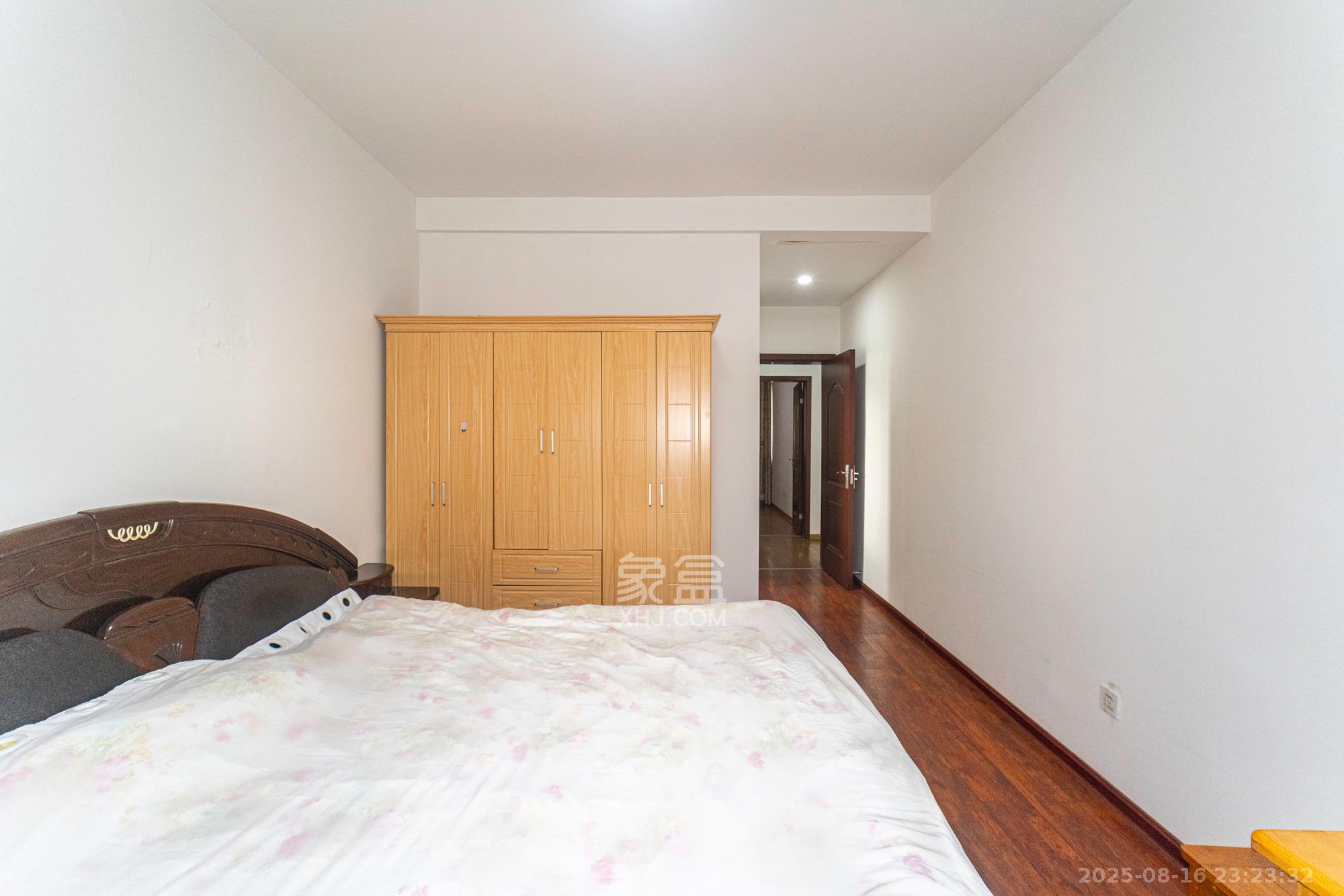 四季星城 3室2厅2卫 61.0万 四季星城 3室2厅2卫 61.0万卧室