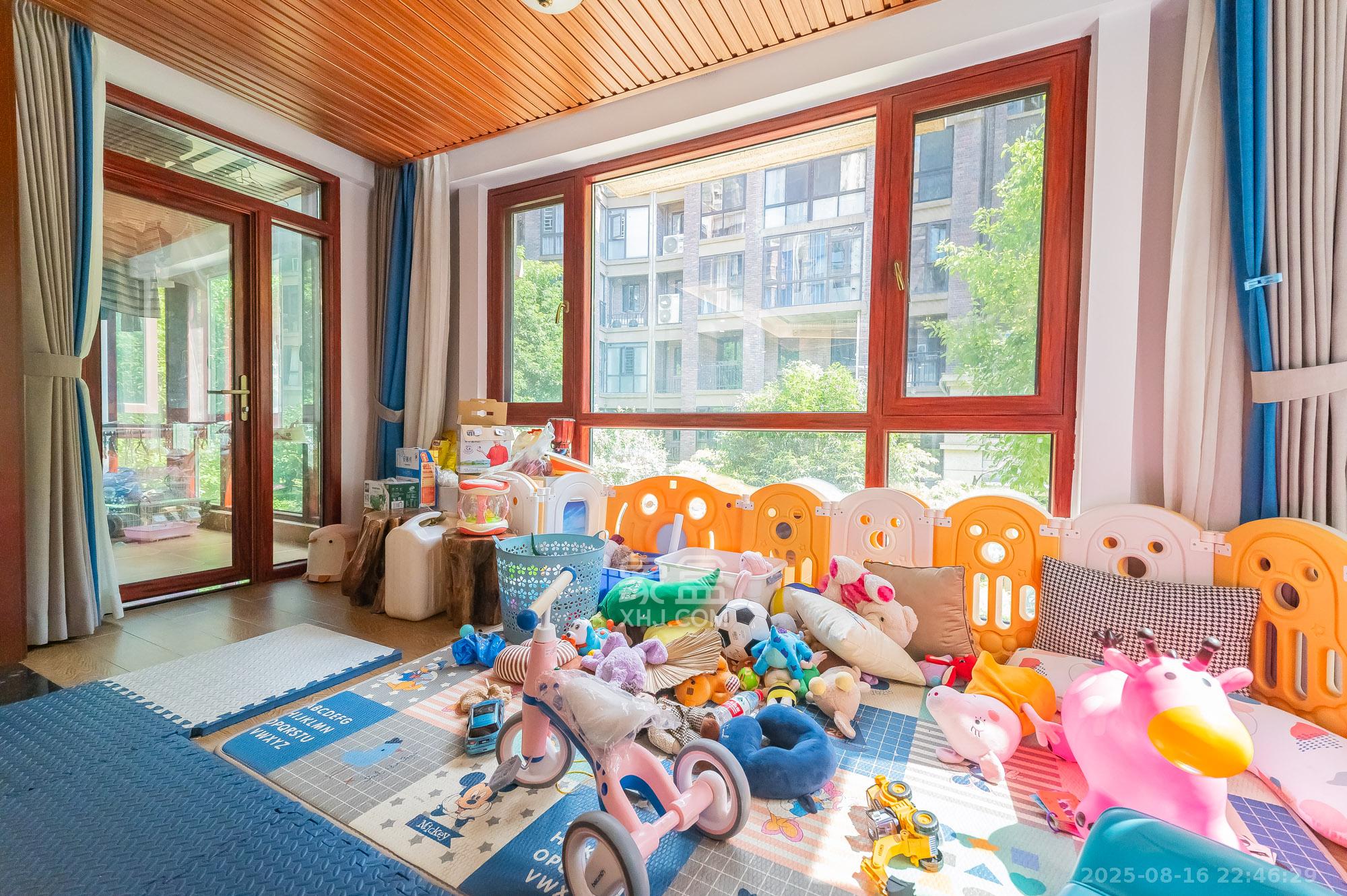 星湖湾二期洋房  4室2厅2卫    171.8万阳台