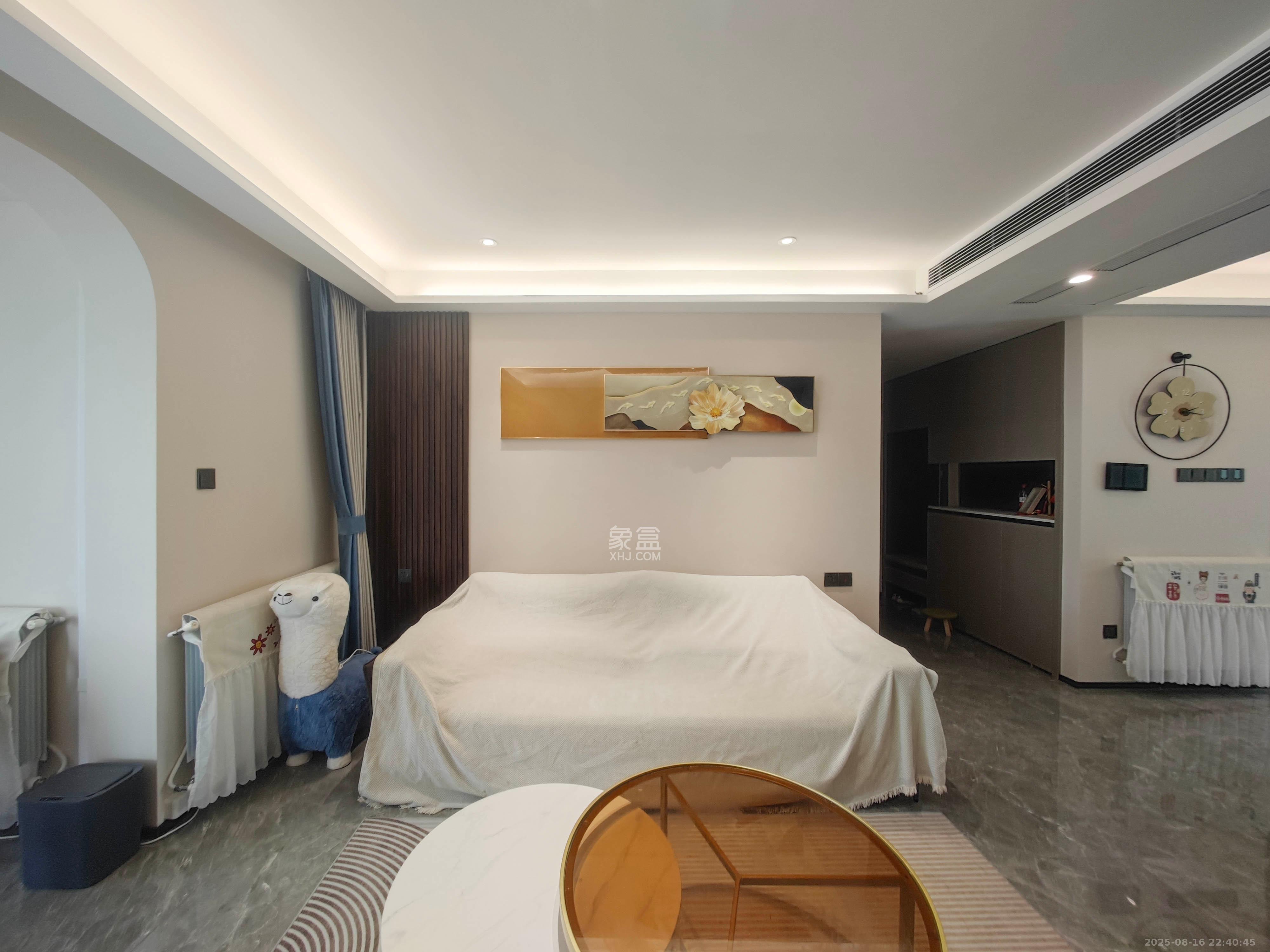 万科魅力之城  4室2厅2卫    230.0万客厅