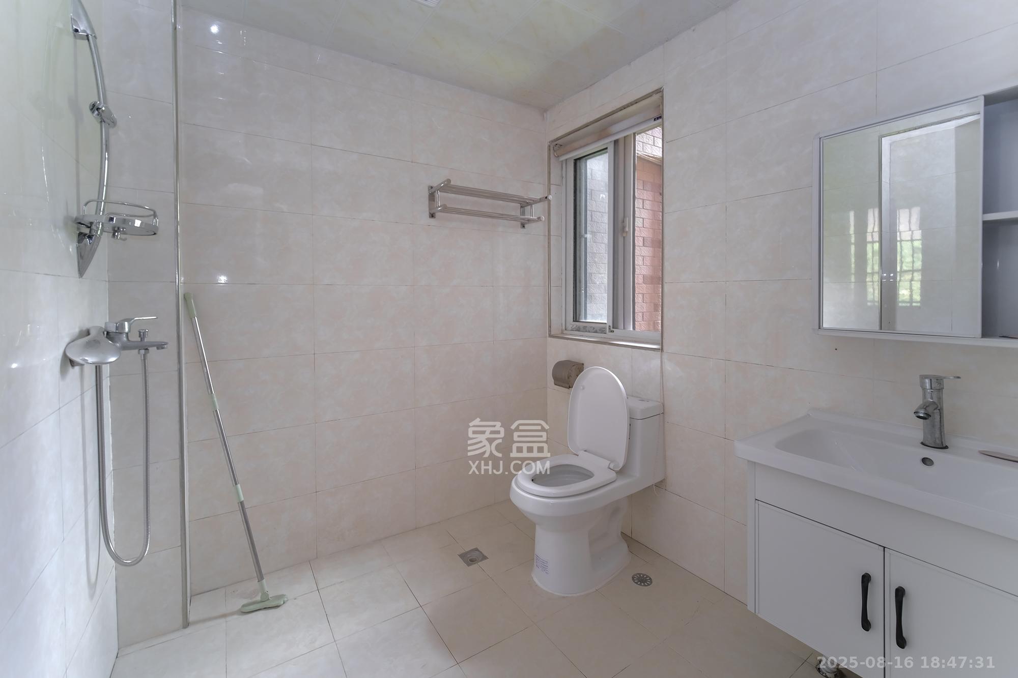 山水湾  3室2厅2卫    56.8万卫生间