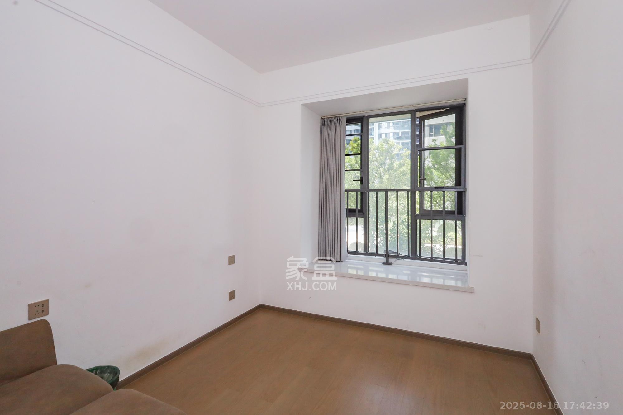 复地滨江金融中心  4室2厅2卫    228.0万卧室