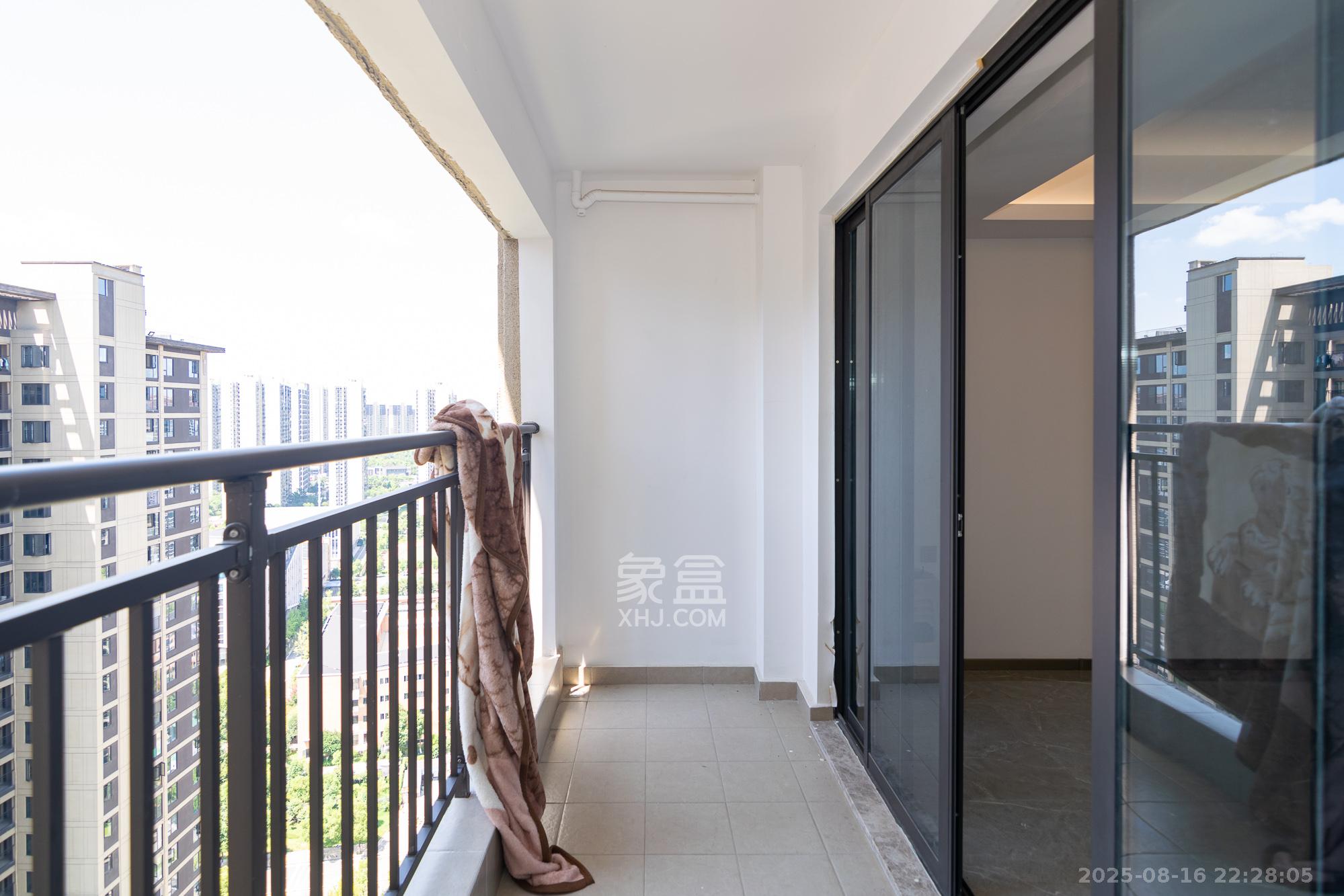 阳光城联利悦澜府  4室2厅2卫    103.0万阳台