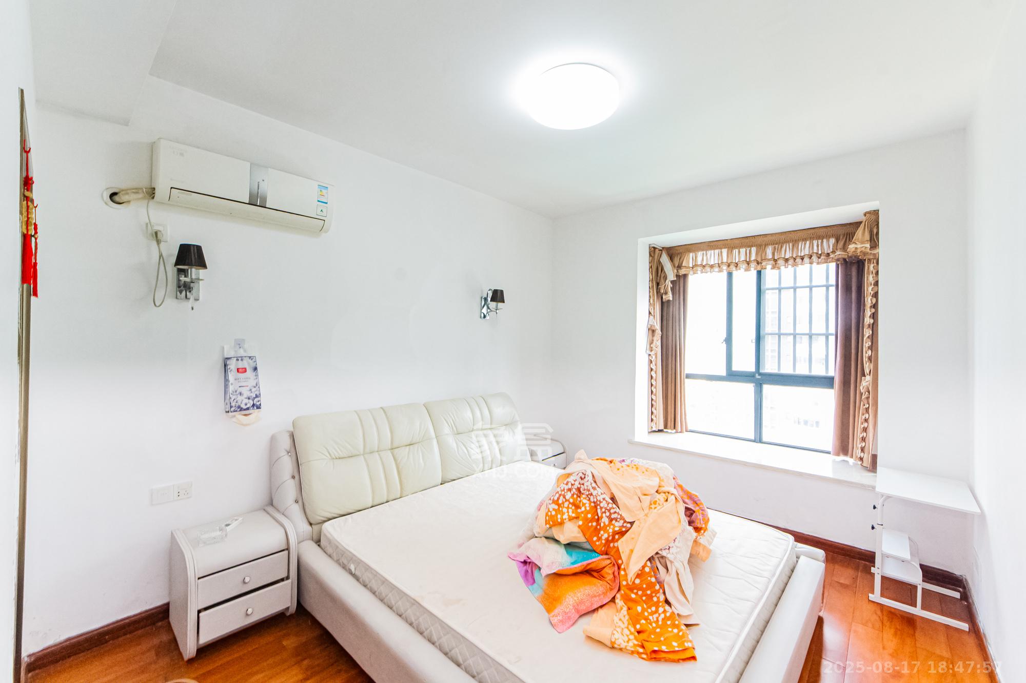 湘江世纪城临江苑 3室2厅2卫 118.0万 湘江世纪城临江苑 3室2厅2卫 118.0万卧室