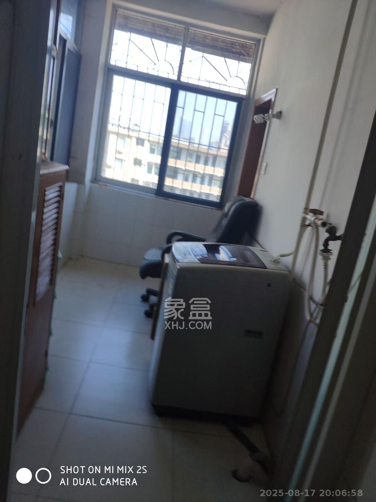 省军区宿舍  3室2厅2卫    2800.0元/月室内图