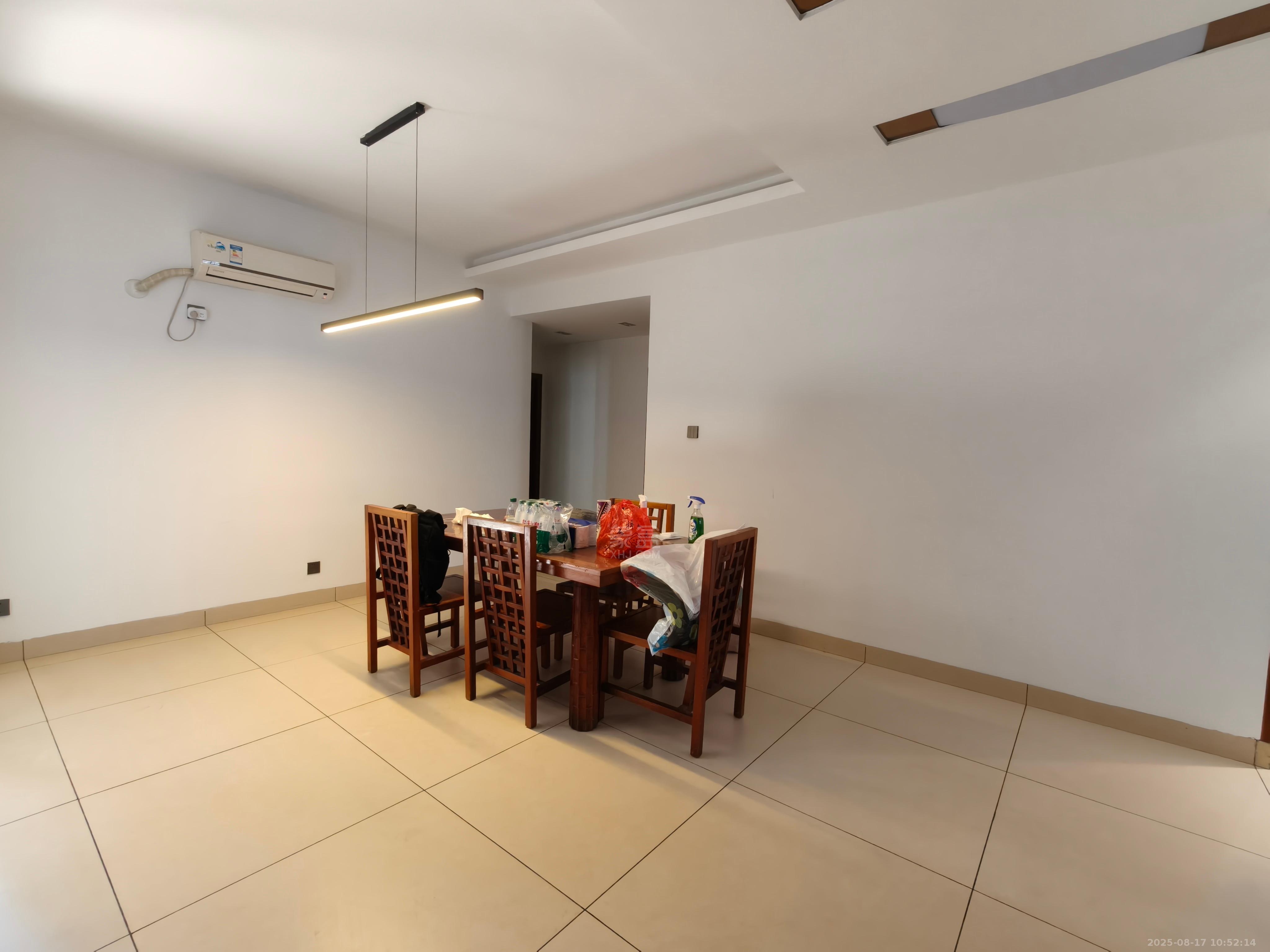城市风景  6室2厅2卫   3200.00元/月室内图