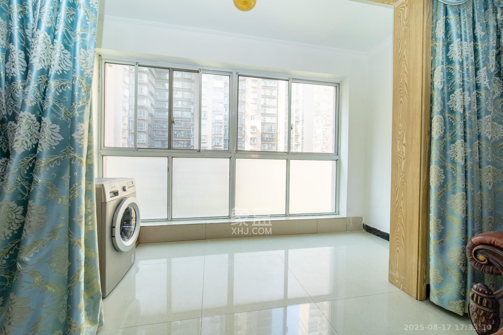 泊林晶城  3室2厅1卫    79.8万阳台