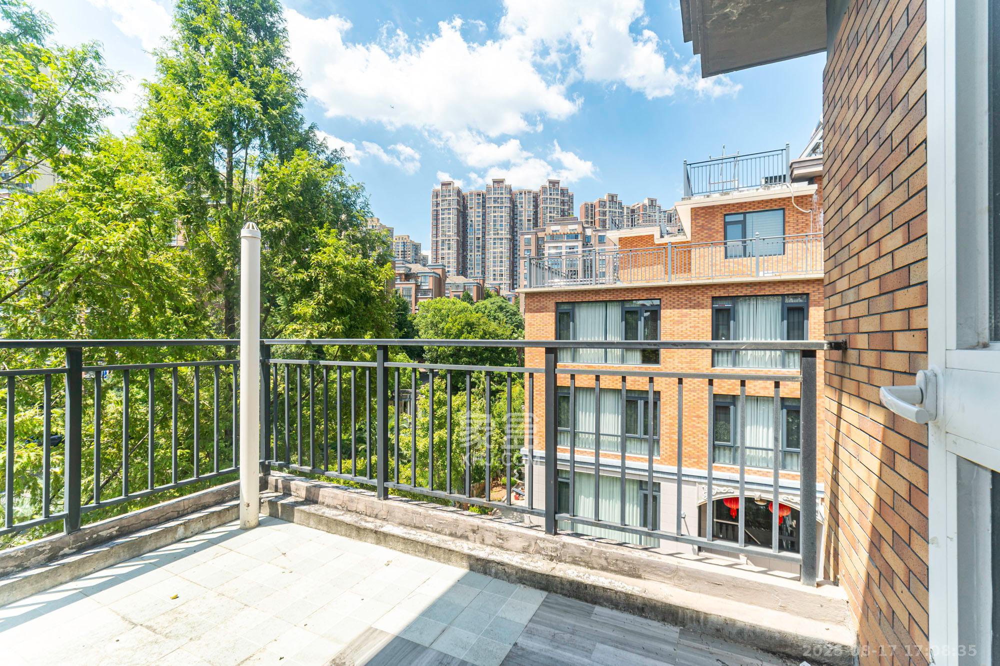 山水湾 7室2厅3卫 448.8万 山水湾 7室2厅3卫 448.8万阳台