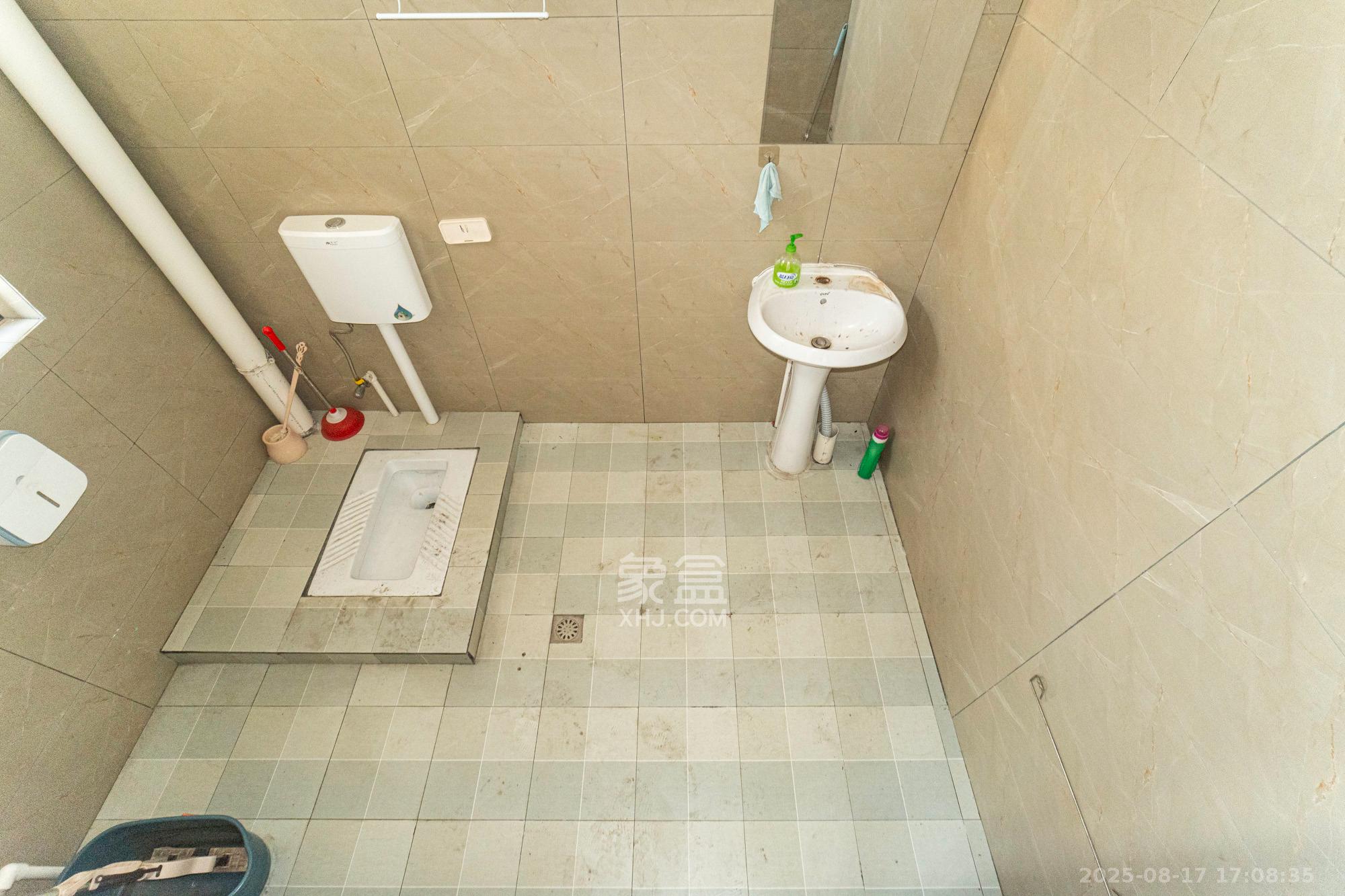 山水湾 7室2厅3卫 448.8万 山水湾 7室2厅3卫 448.8万卫生间