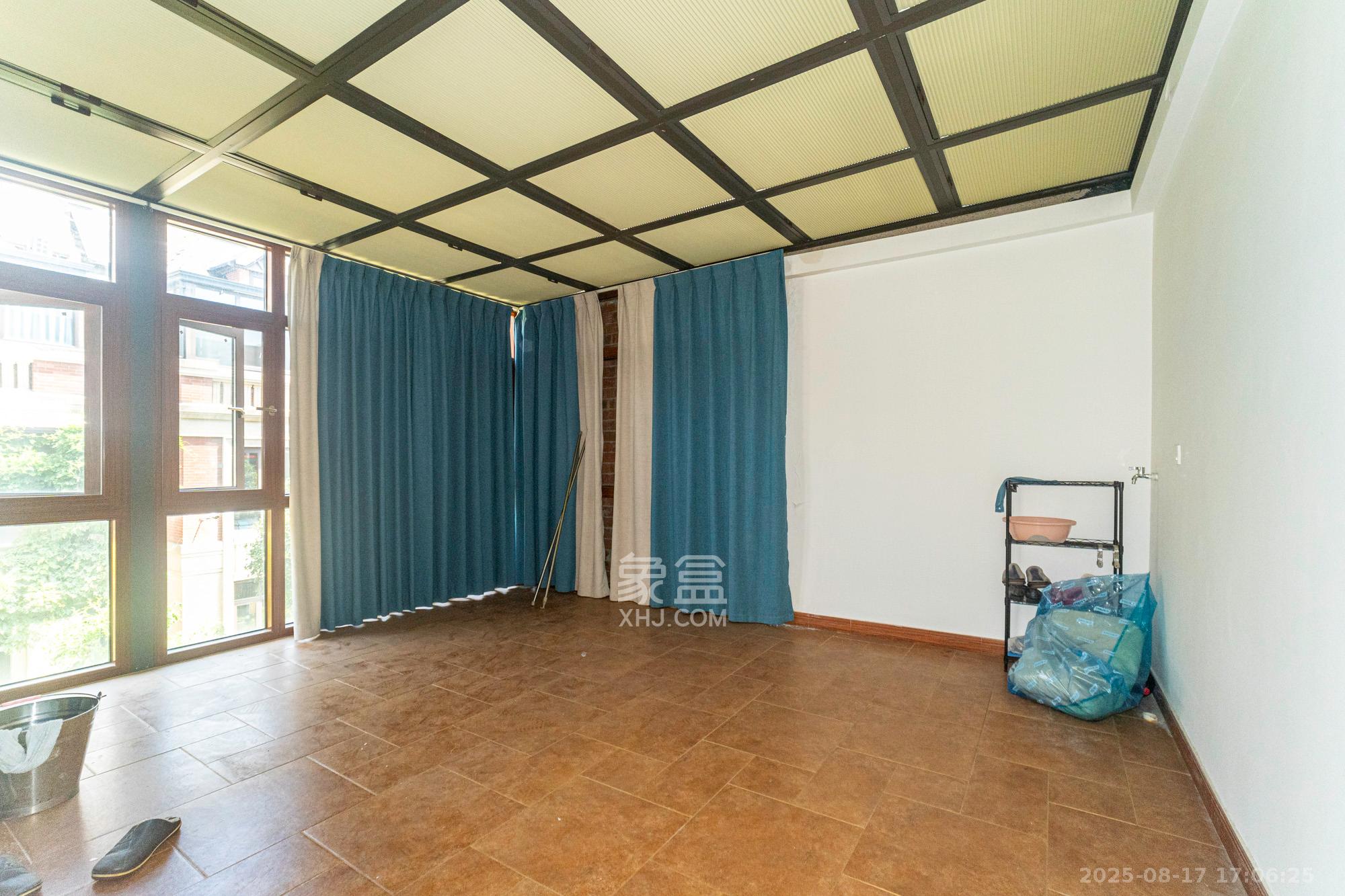 保利香槟国际  6室2厅3卫    680.0万 保利香槟国际  6室2厅3卫    680.0万阳台