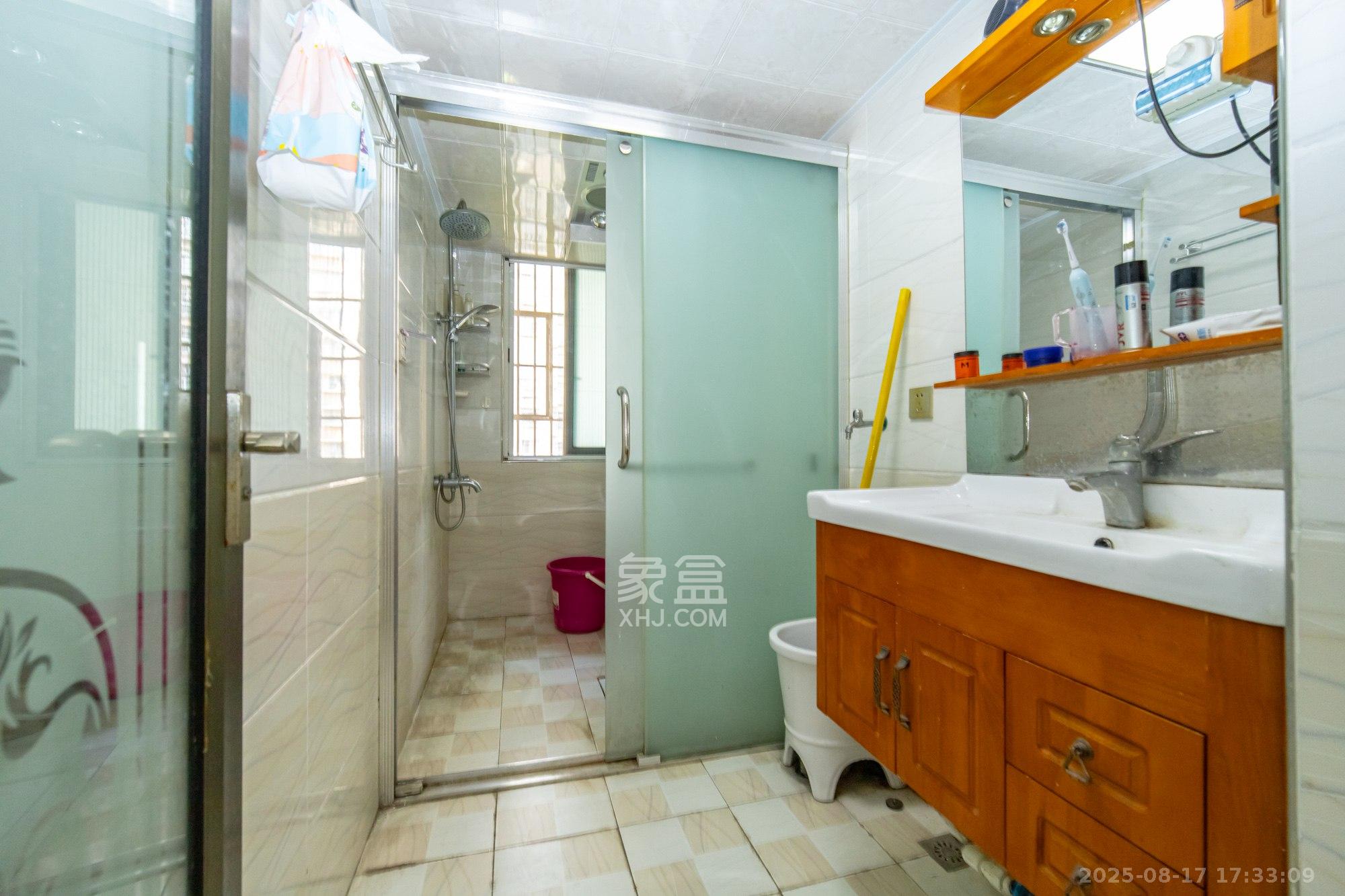 泊林晶城  3室2厅1卫    79.8万卫生间