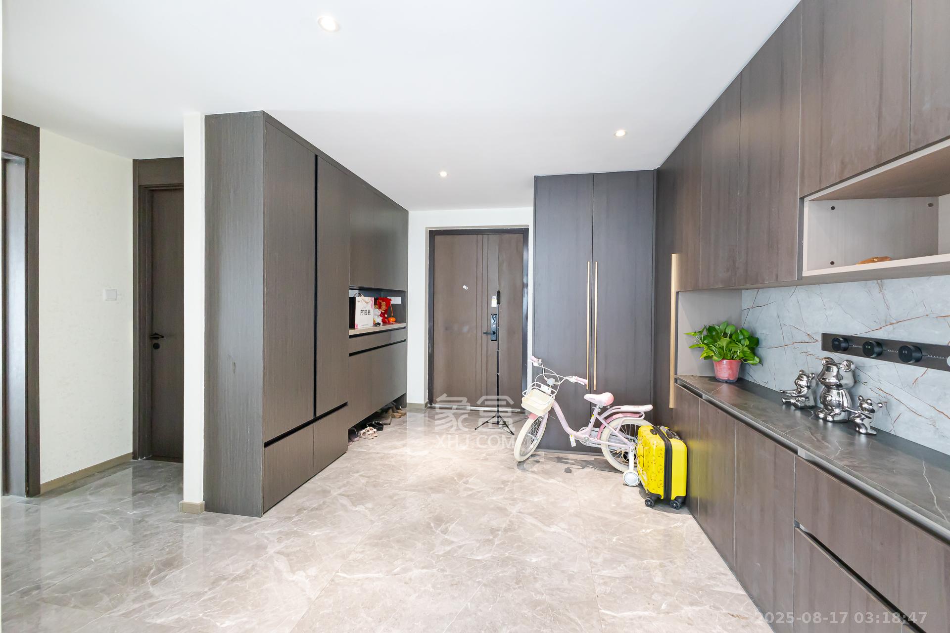 越秀湘江星汇城三期 4室2厅3卫 260.0万 越秀湘江星汇城三期 4室2厅3卫 260.0万客厅