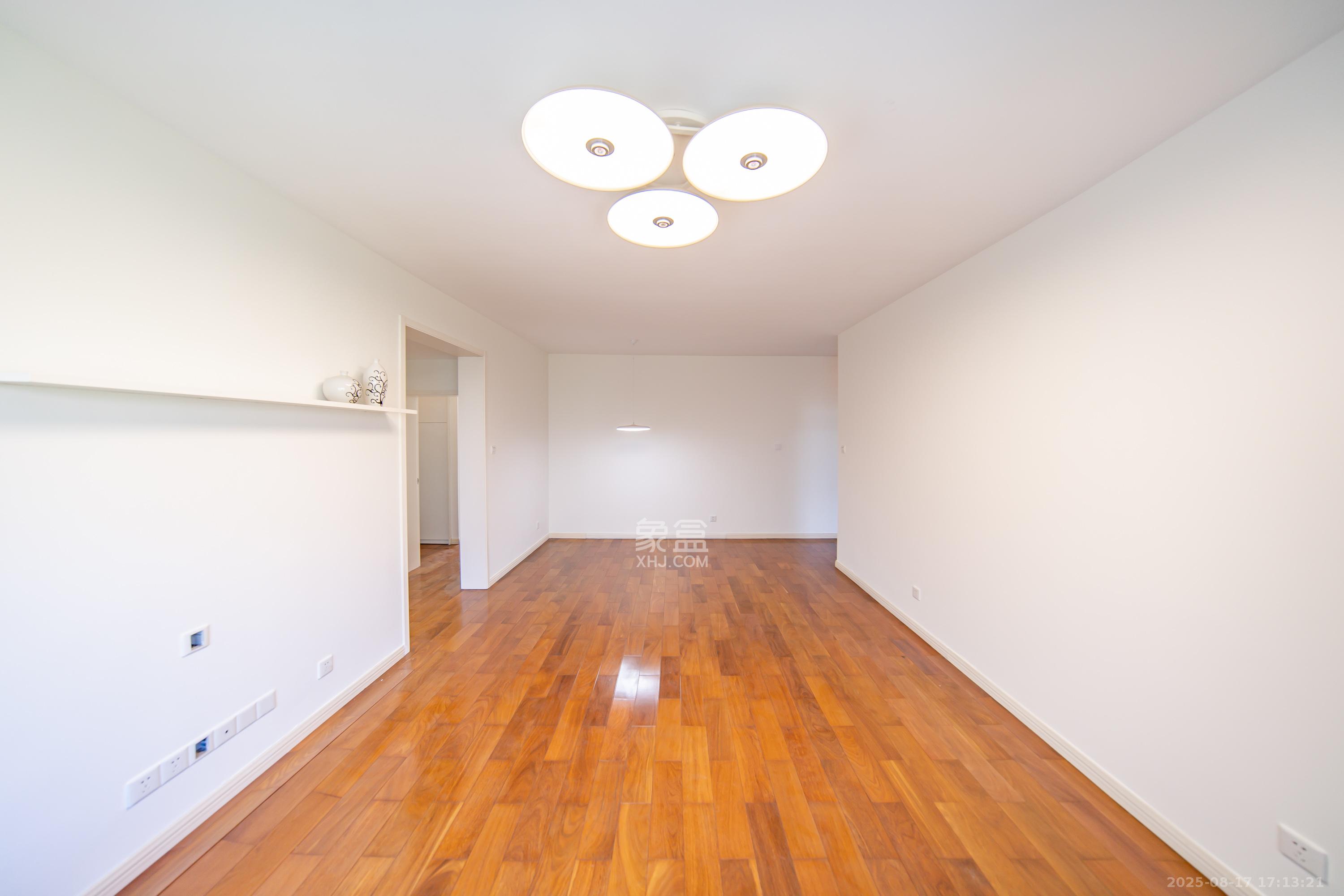 阳光100二期  2室2厅1卫    70.0万客厅