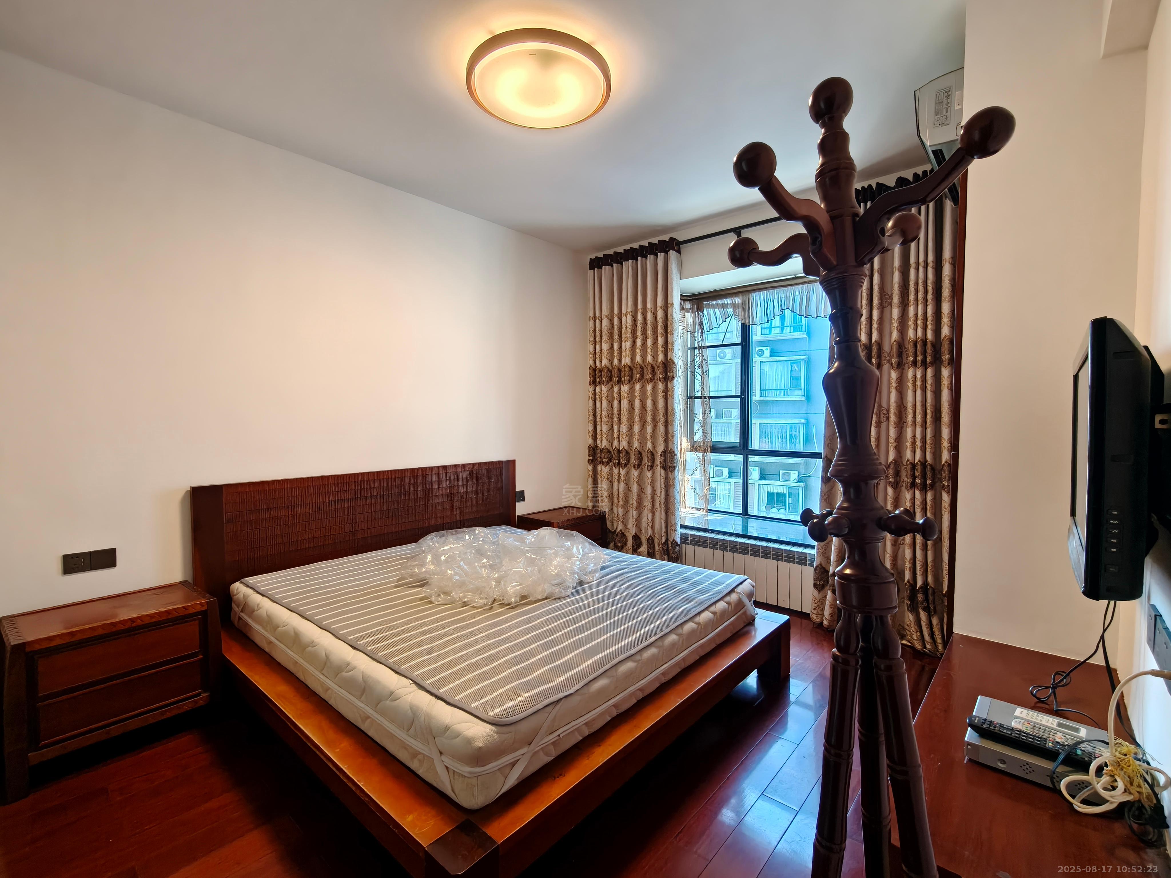 城市风景  6室2厅2卫   3200.00元/月室内图