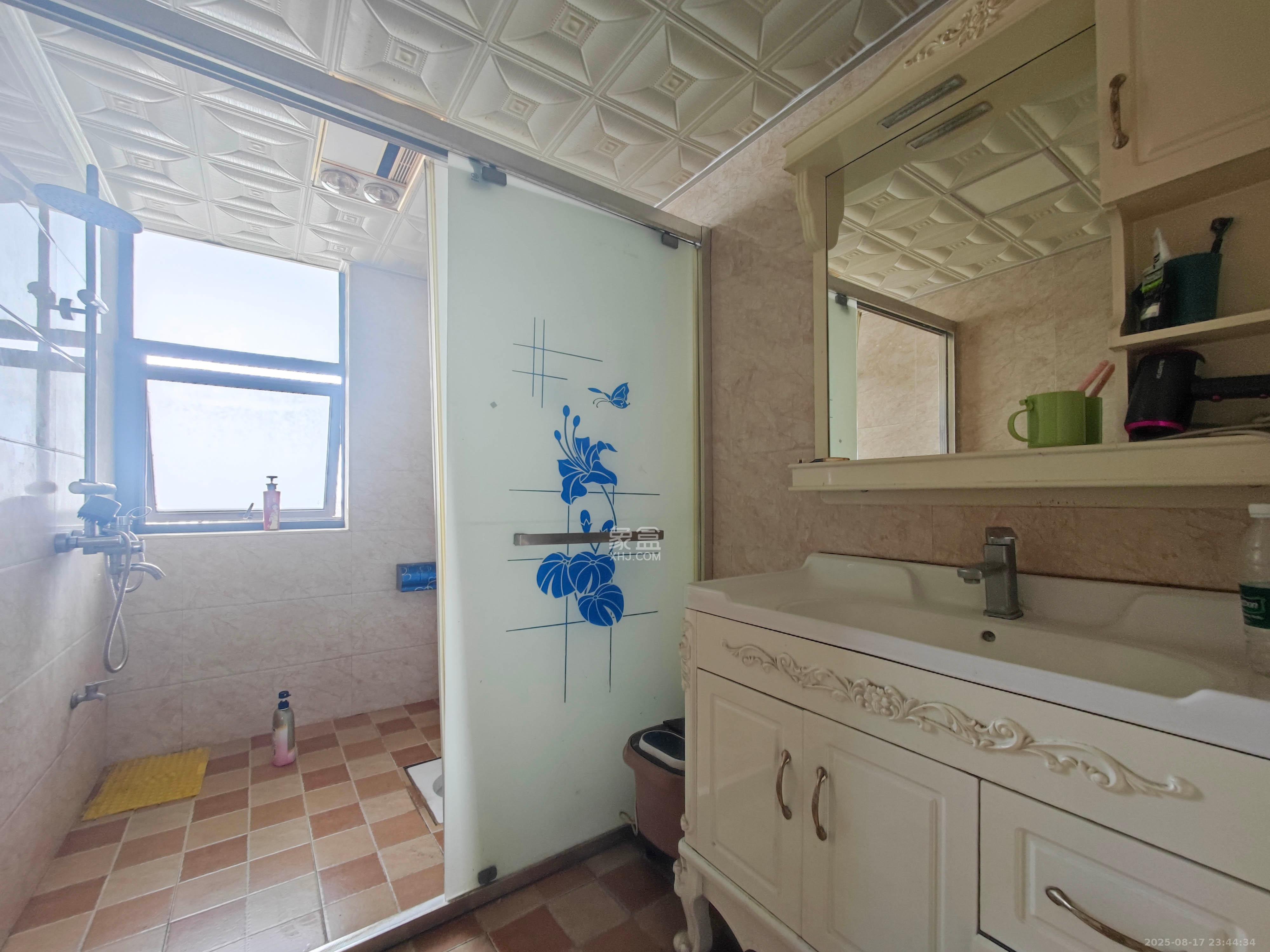 新盛珑璟台 4室2厅2卫 99.0万 新盛珑璟台 4室2厅2卫 99.0万卫生间