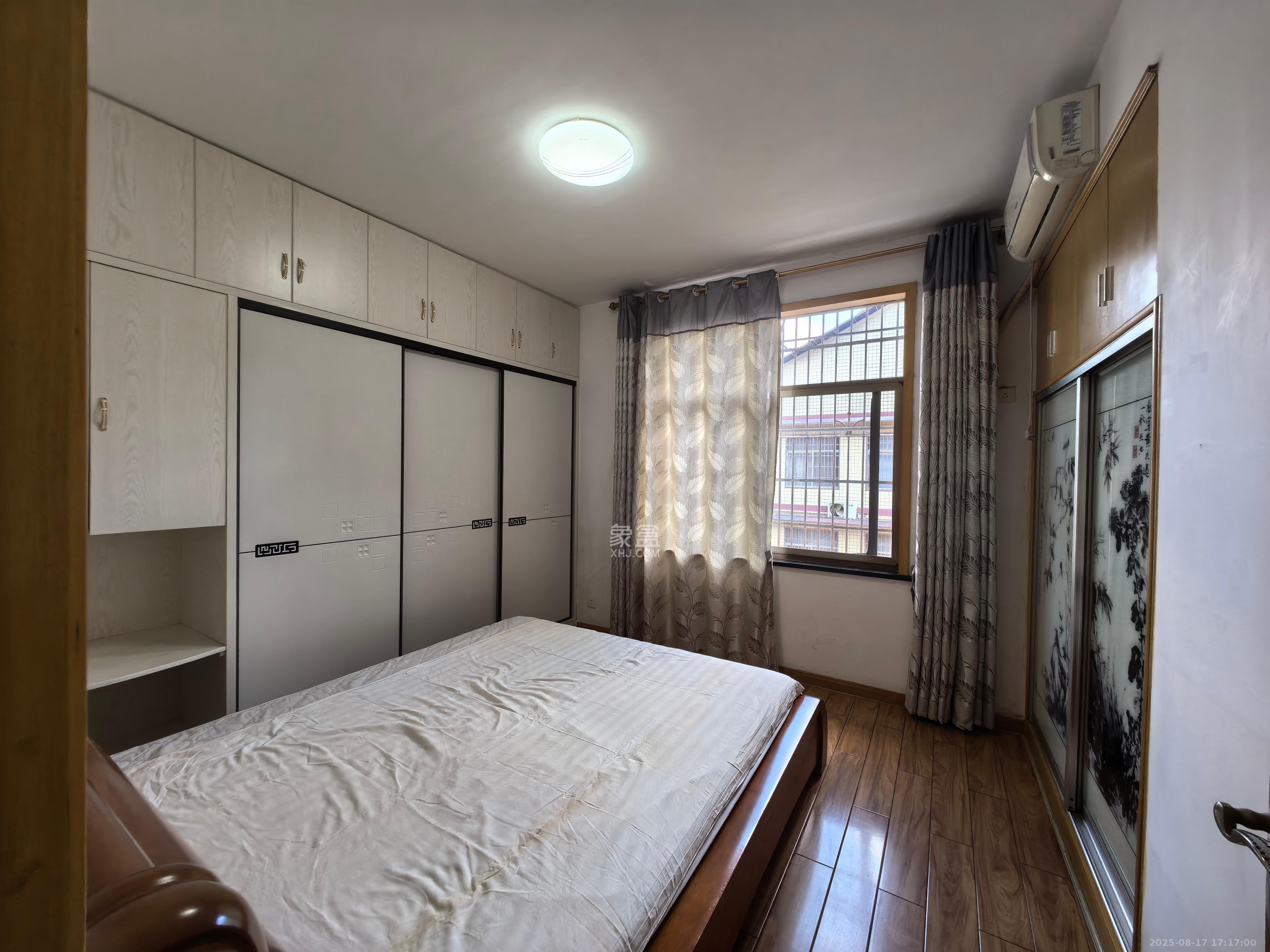 城西安置小区  3室2厅2卫    1500.0元/月室内图