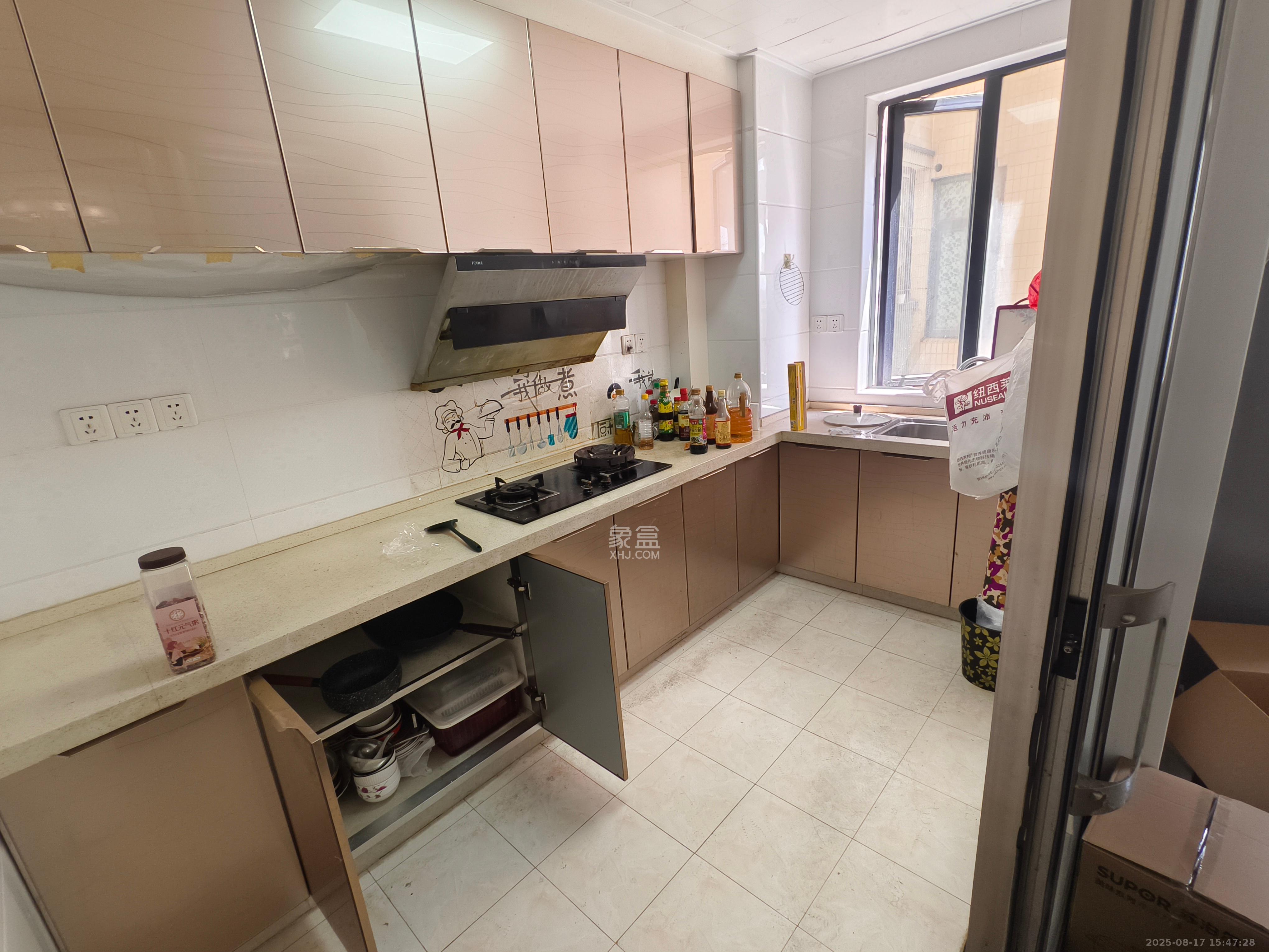 蓝山郡  3室2厅1卫    2600.0元/月 蓝山郡  3室2厅1卫    2600.0元/月室内图