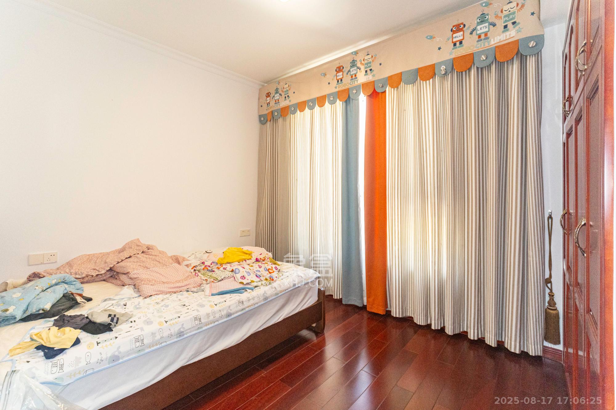 保利香槟国际  6室2厅3卫    680.0万 保利香槟国际  6室2厅3卫    680.0万卧室