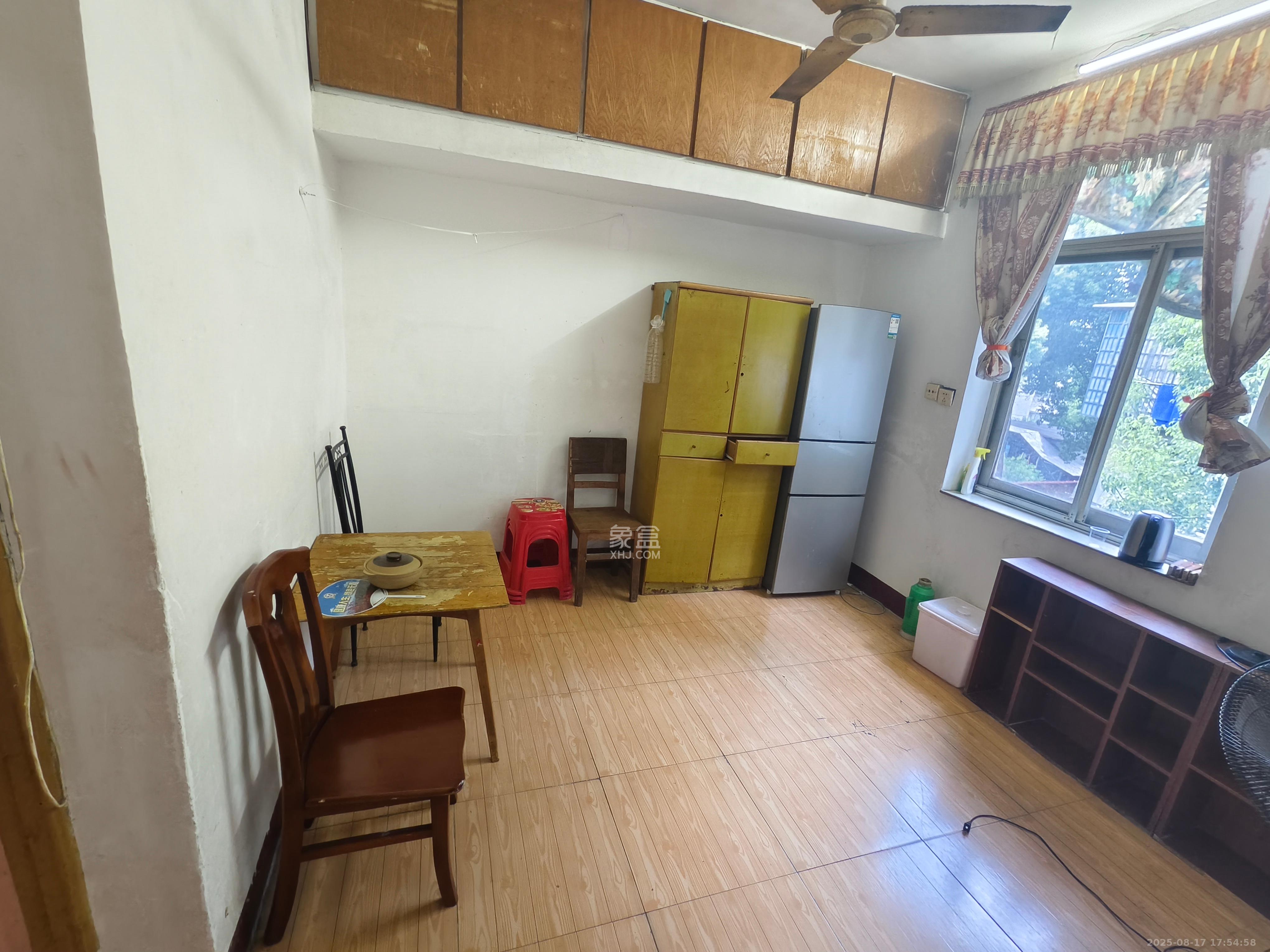 丽臣小区 1室1厅1卫 850.0元/月 丽臣小区 1室1厅1卫 850.0元/月室内图