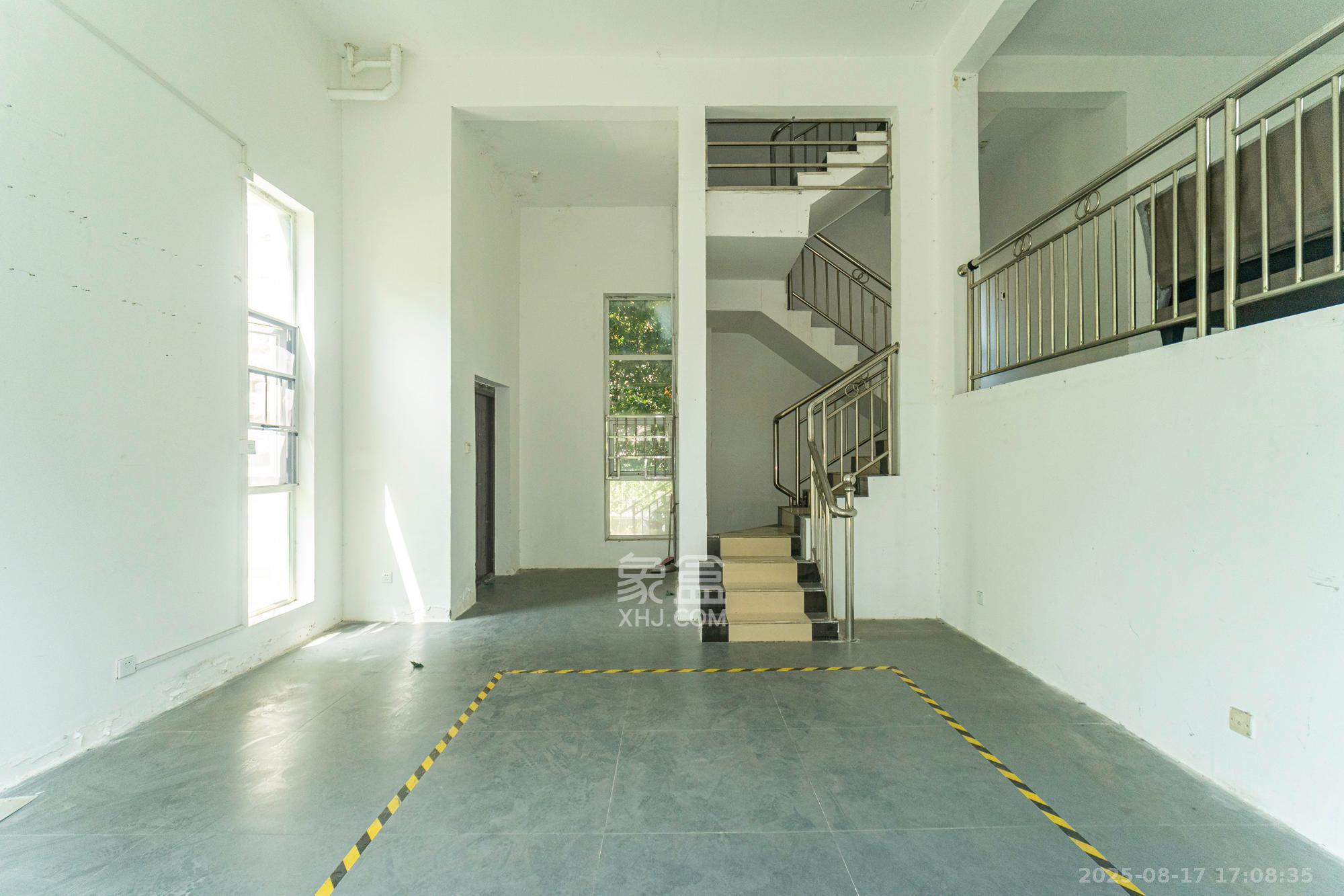 山水湾 7室2厅3卫 448.8万 山水湾 7室2厅3卫 448.8万客厅