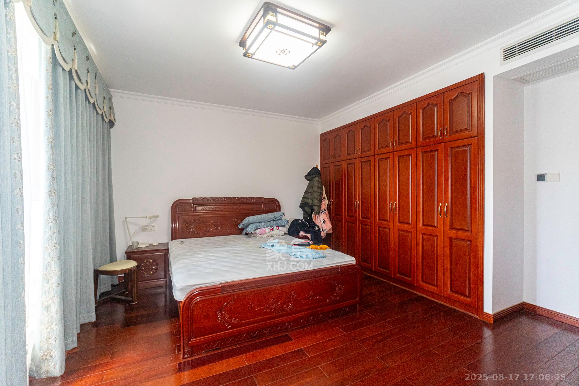 保利香槟国际  6室2厅3卫    680.0万 保利香槟国际  6室2厅3卫    680.0万卧室