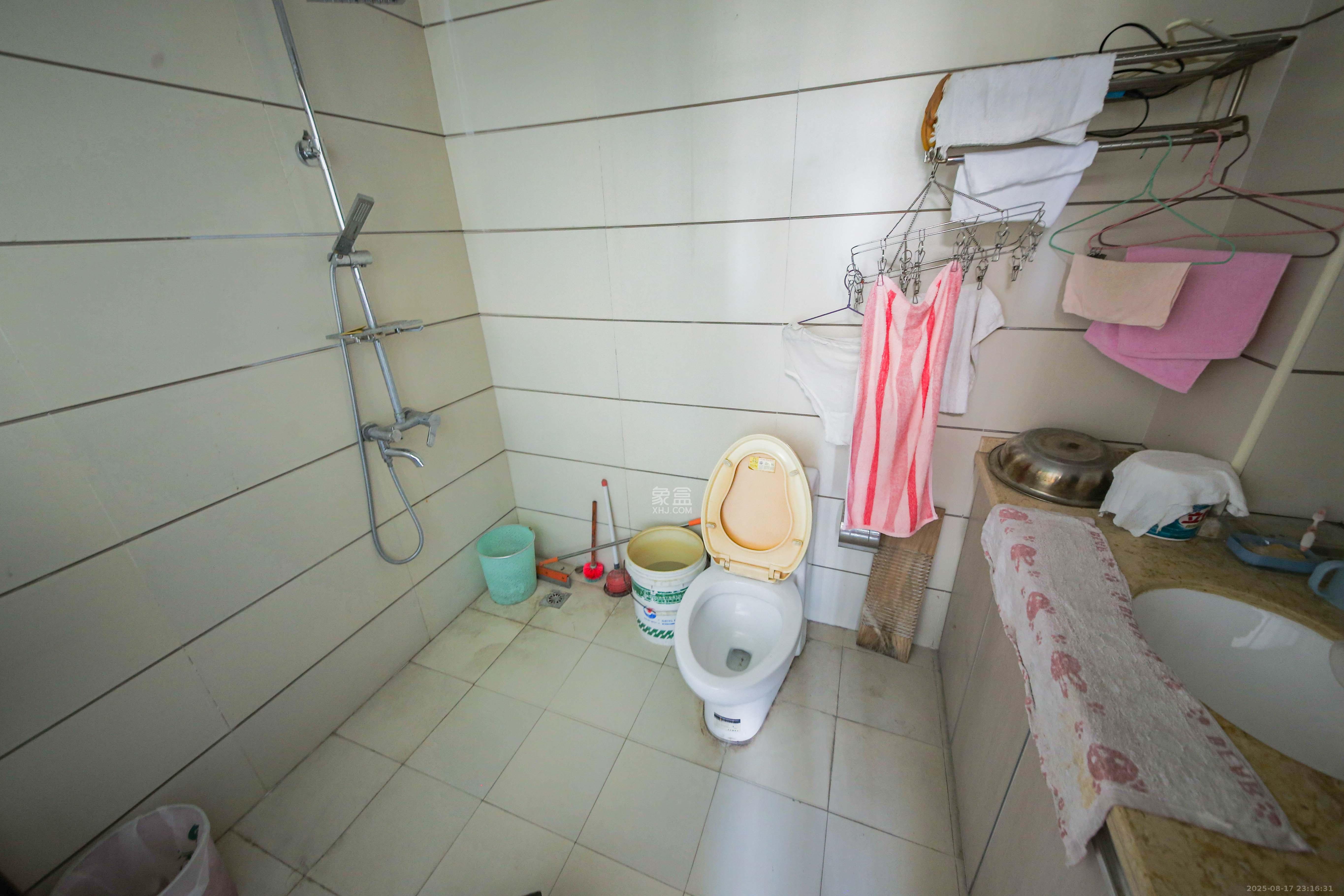 大为农博嘉园 5室2厅3卫 120.0万 大为农博嘉园 5室2厅3卫 120.0万卫生间