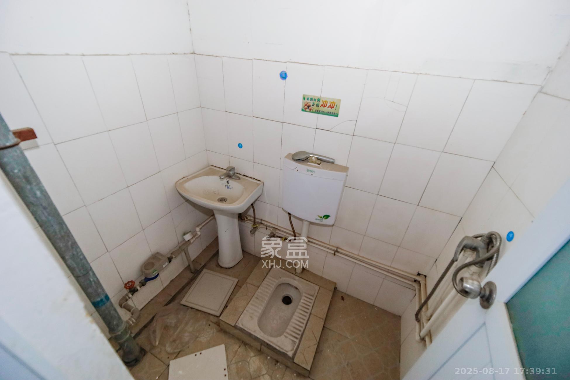 上海城小区  4室2厅2卫   120.00万卫生间