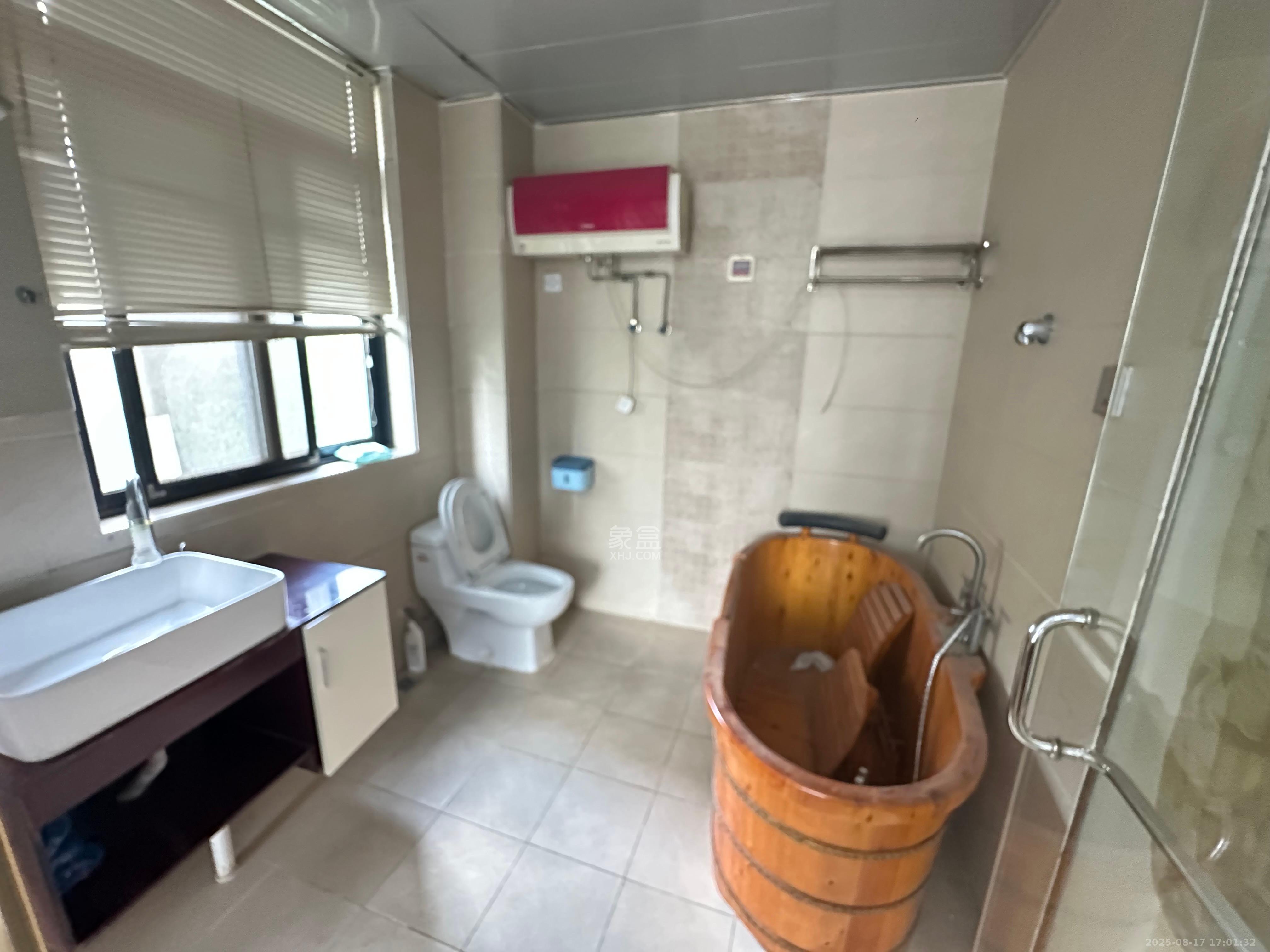 金凤滩家园 3室2厅2卫 2400.0元/月 金凤滩家园 3室2厅2卫 2400.0元/月室内图