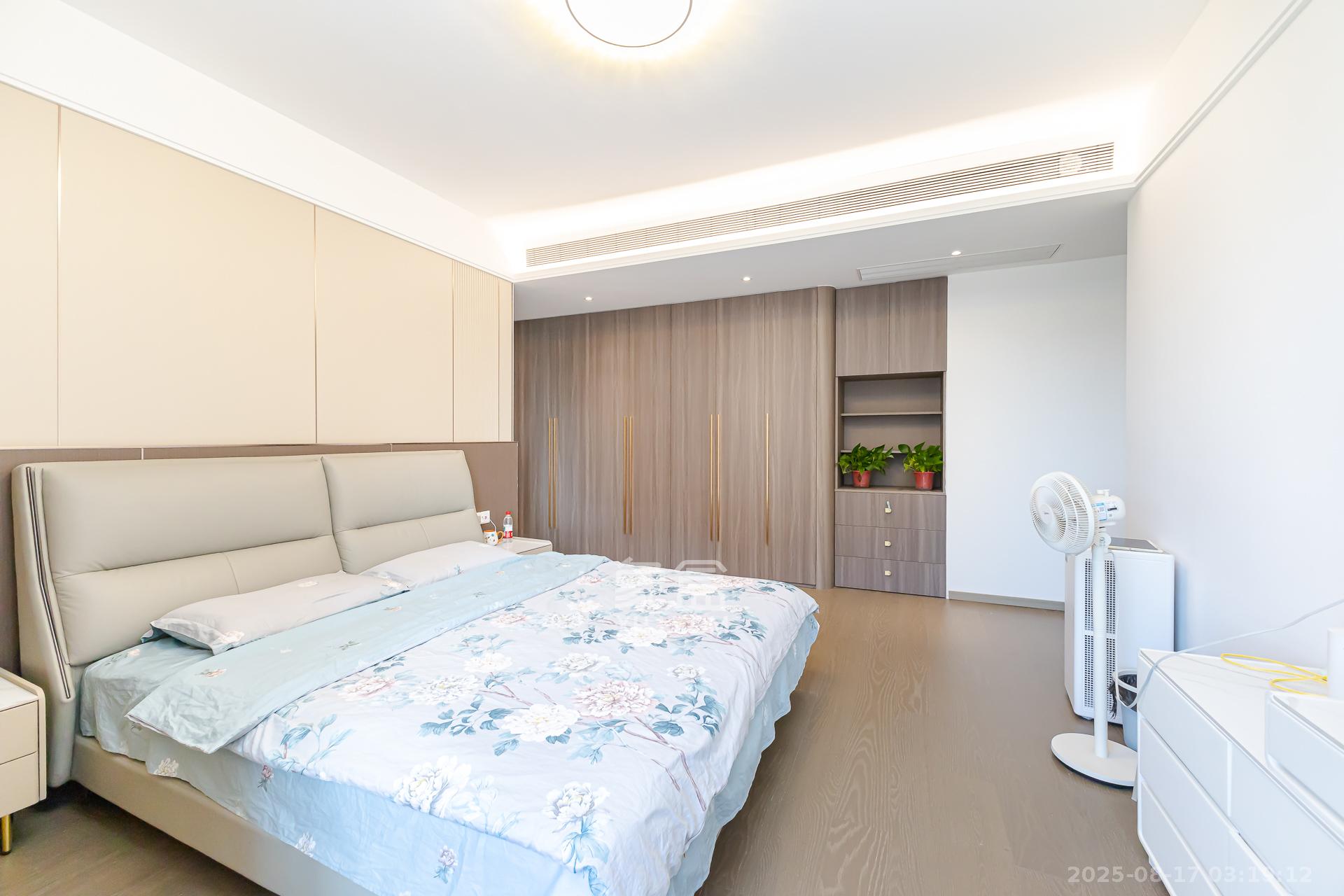 越秀湘江星汇城三期 4室2厅3卫 260.0万 越秀湘江星汇城三期 4室2厅3卫 260.0万卧室