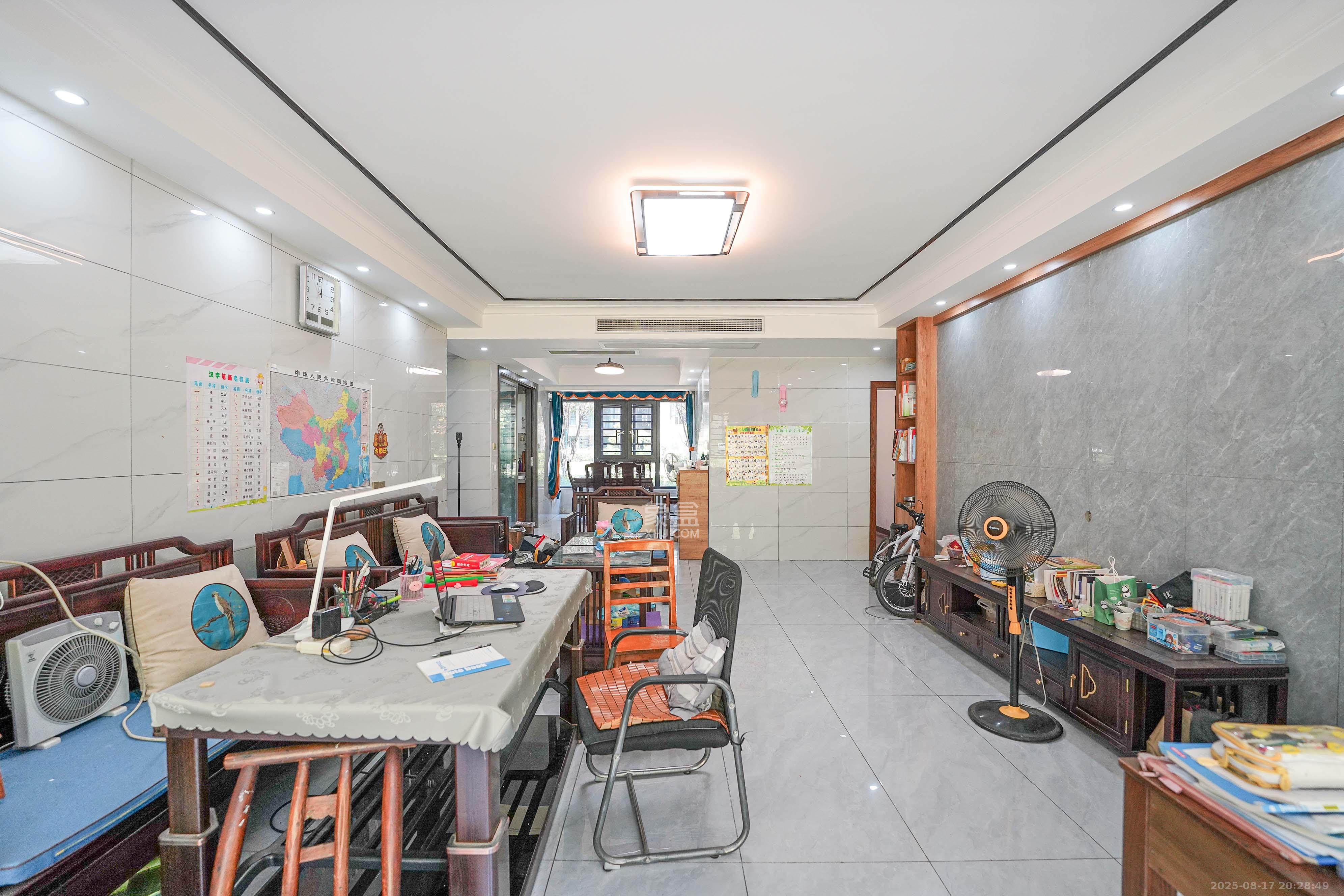 五矿万境蓝山 4室2厅2卫 139.0万 五矿万境蓝山 4室2厅2卫 139.0万客厅