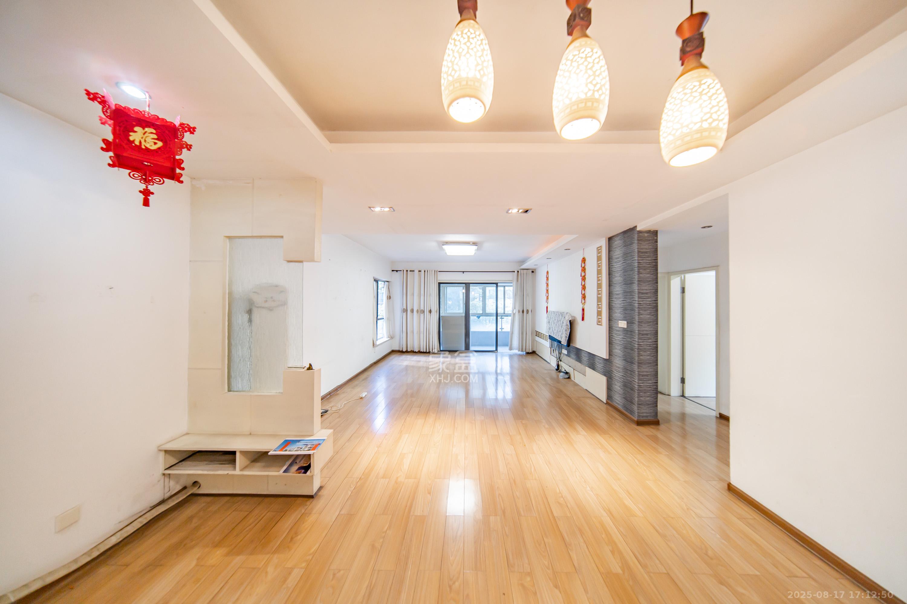 阳光100一期、四五期 4室2厅2卫 105.0万 阳光100一期、四五期 4室2厅2卫 105.0万客厅