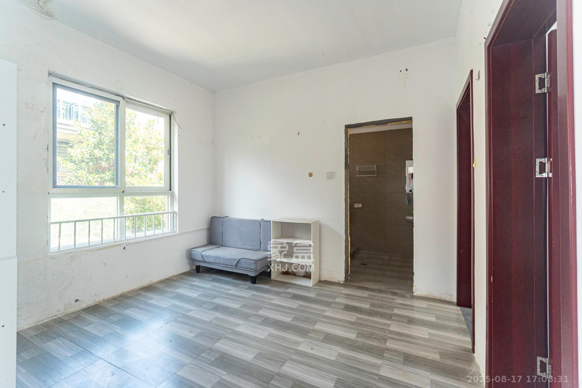 山水湾 7室2厅3卫 448.8万 山水湾 7室2厅3卫 448.8万客厅