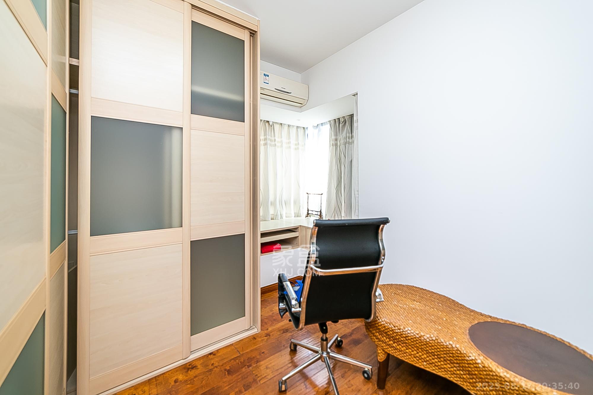 金域南外滩(望江佳园)  4室2厅2卫    210.0万 金域南外滩(望江佳园)  4室2厅2卫    210.0万卧室