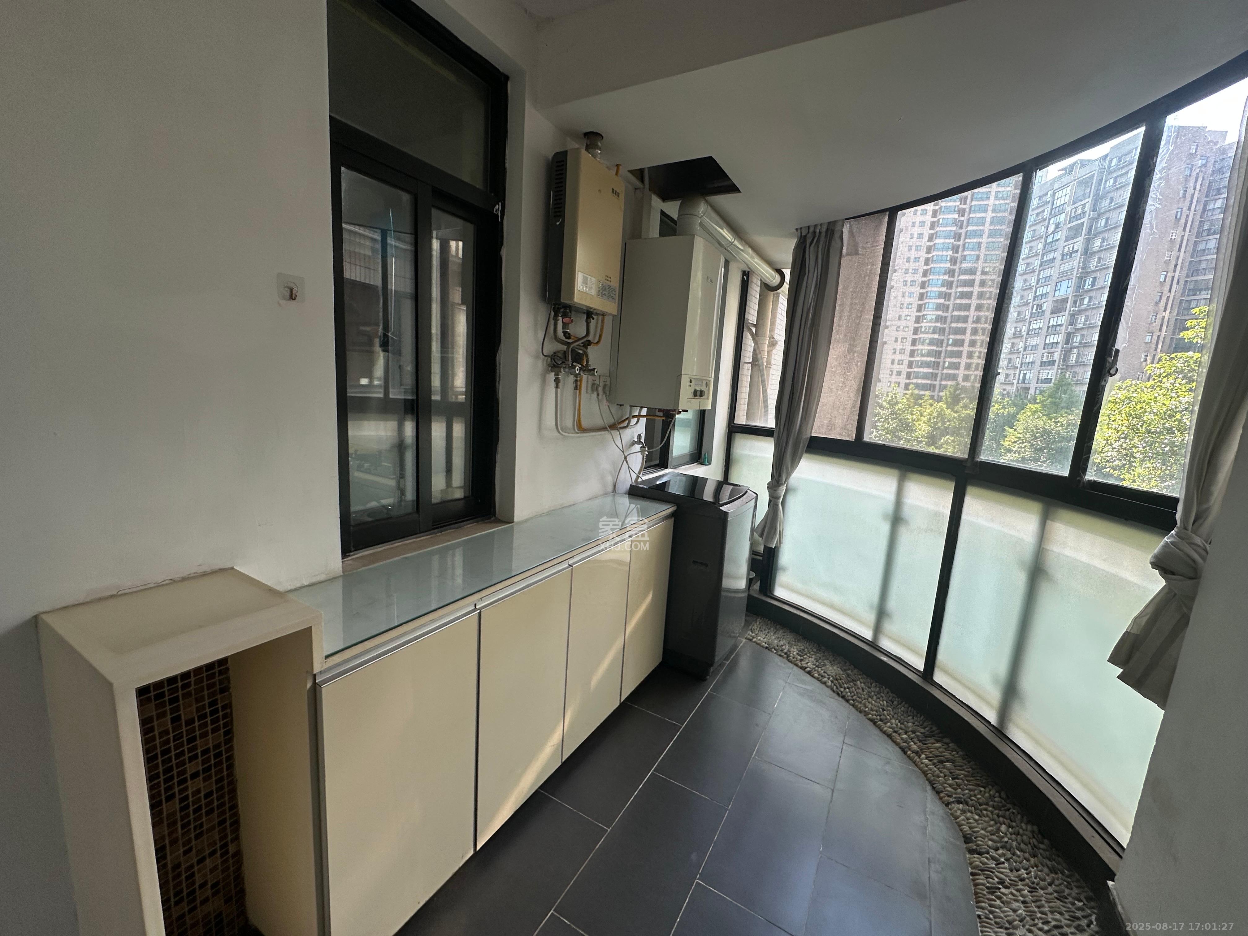 金凤滩家园 3室2厅2卫 2400.0元/月 金凤滩家园 3室2厅2卫 2400.0元/月室内图