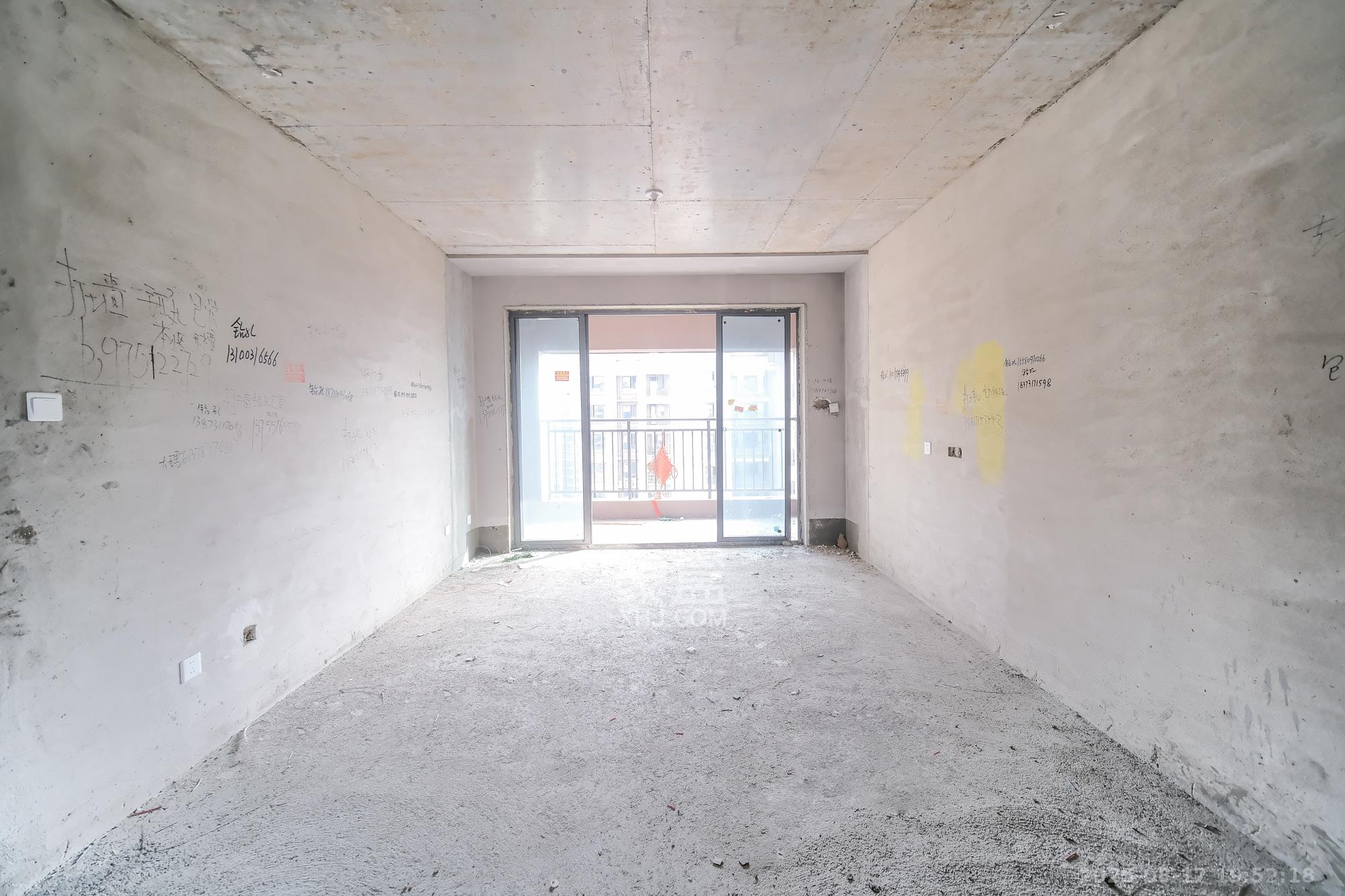 荣盛城 4室2厅2卫 85.8万 荣盛城 4室2厅2卫 85.8万客厅