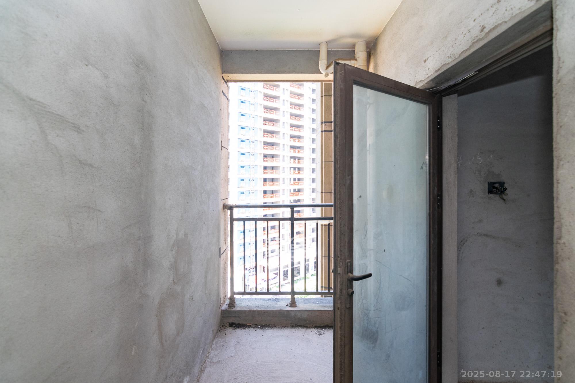 裕田奥莱小镇  3室2厅2卫    55.8万 裕田奥莱小镇  3室2厅2卫    55.8万阳台