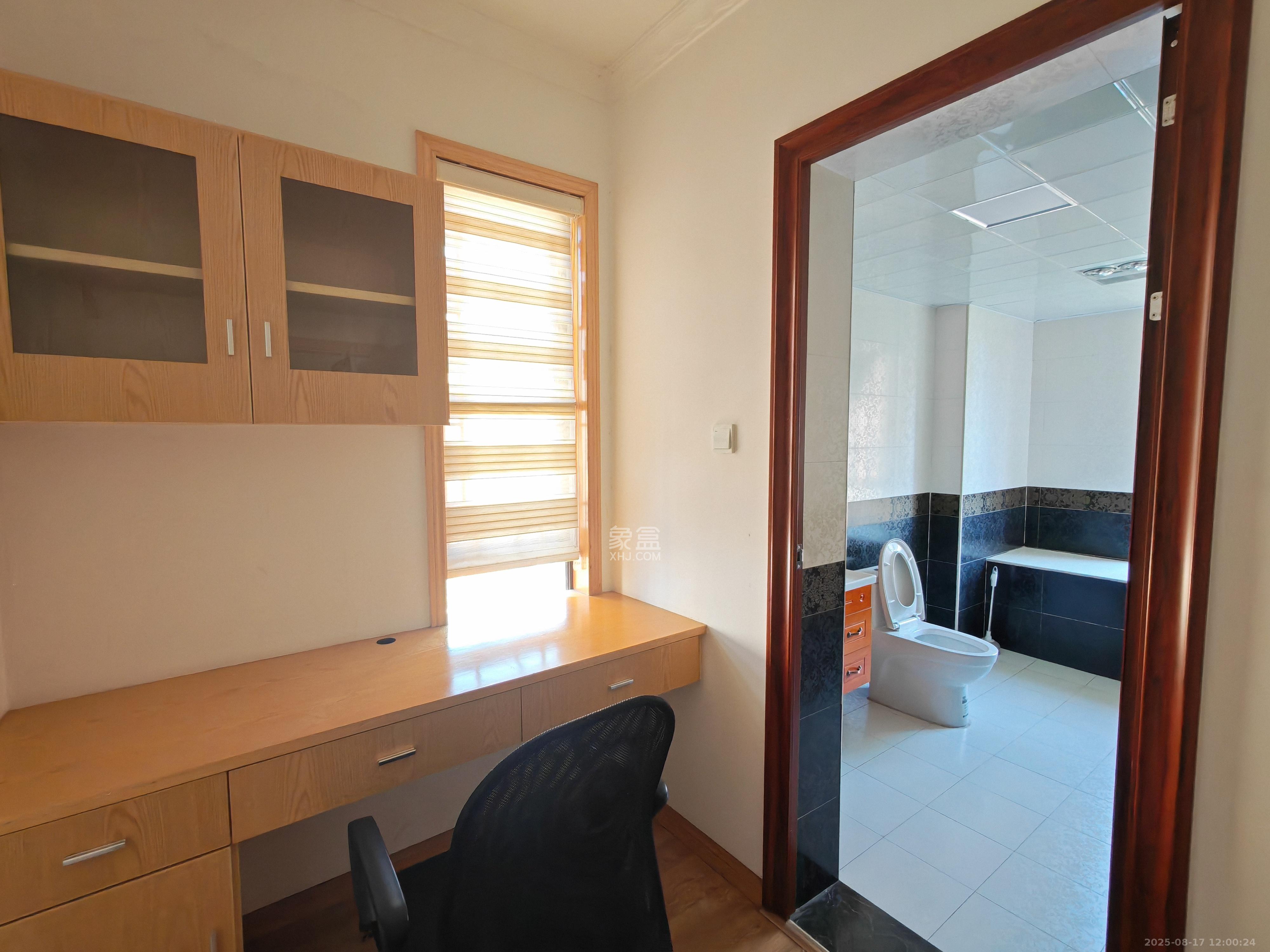 华润凤凰城三期  3室2厅2卫    3000.0元/月 华润凤凰城三期  3室2厅2卫    3000.0元/月室内图