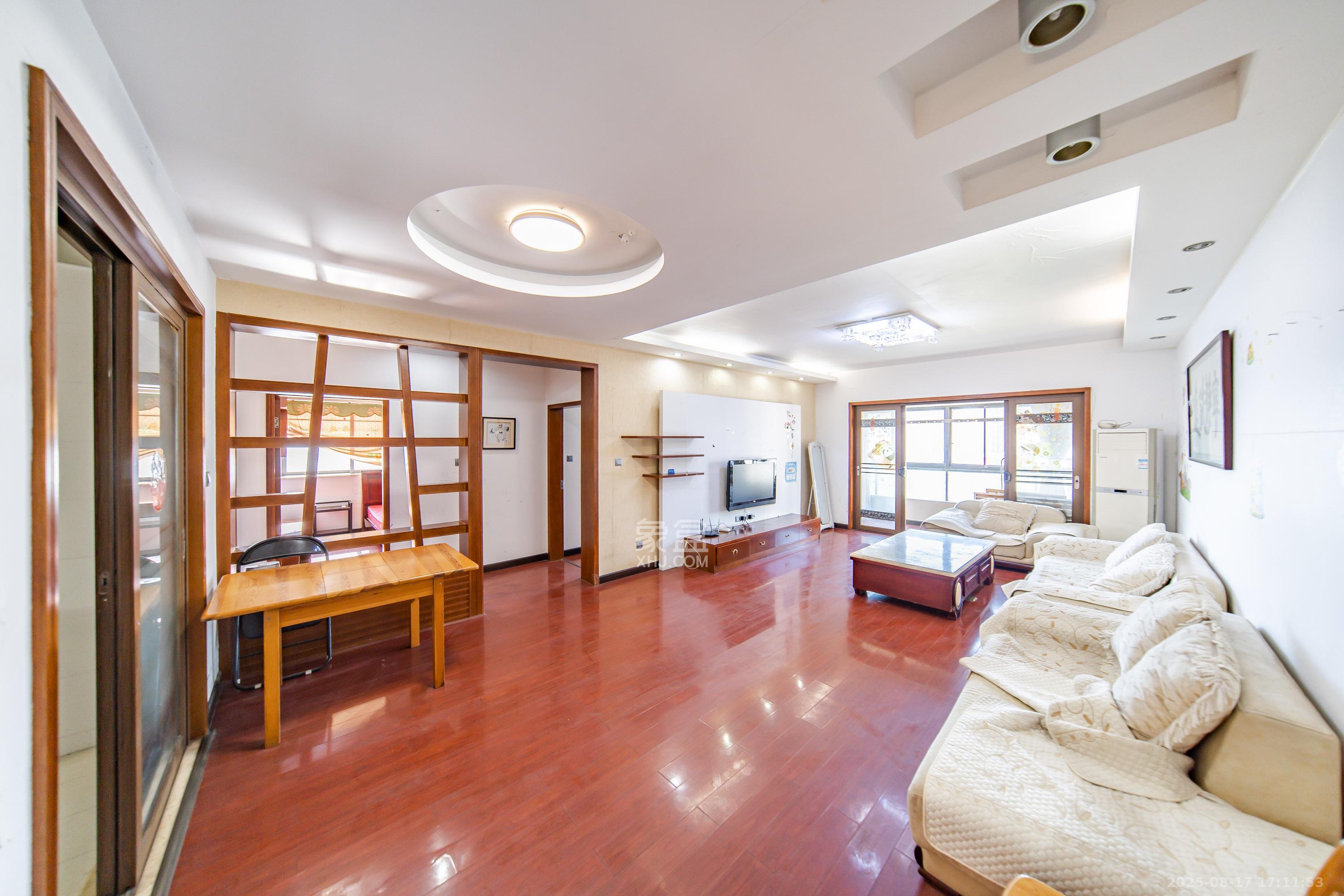 阳光100一期、四五期  3室2厅2卫    95.0万 阳光100一期、四五期  3室2厅2卫    95.0万客厅