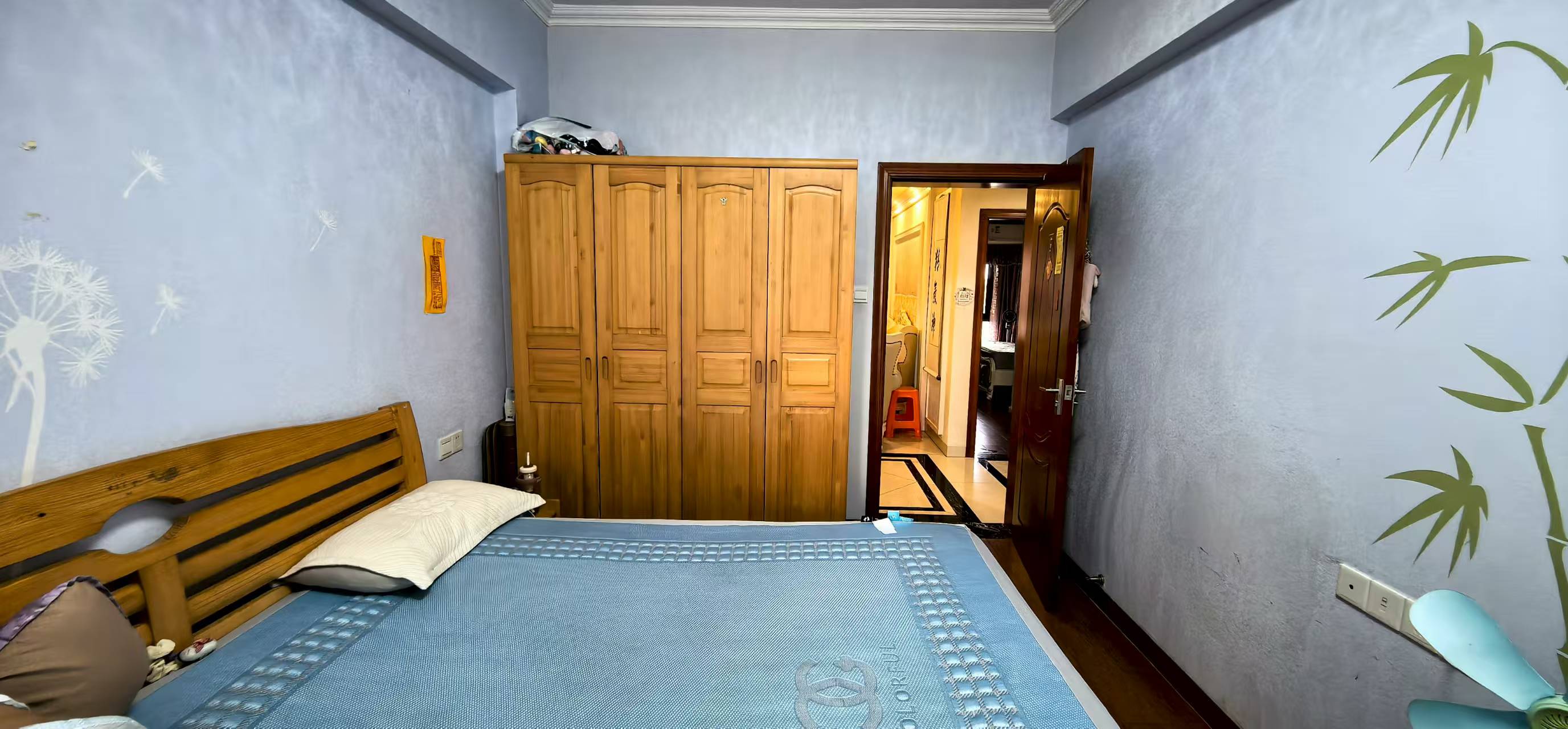 滨江帝景二期(三期) 3室2厅2卫 188.0万 滨江帝景二期(三期) 3室2厅2卫 188.0万客厅