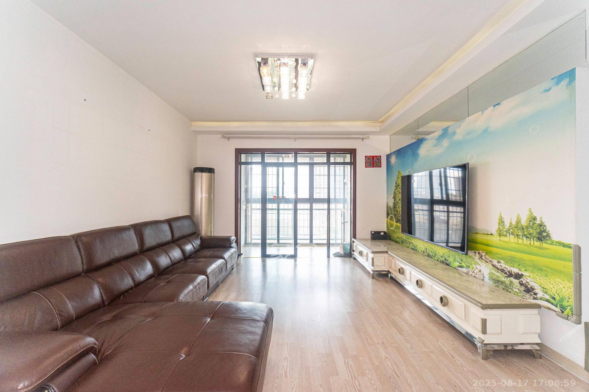 盛地尊域 4室2厅2卫 77.8万 盛地尊域 4室2厅2卫 77.8万客厅