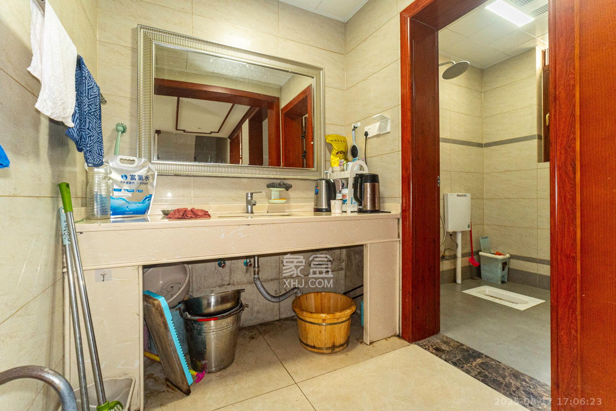 保利香槟国际  6室2厅3卫    680.0万 保利香槟国际  6室2厅3卫    680.0万卫生间