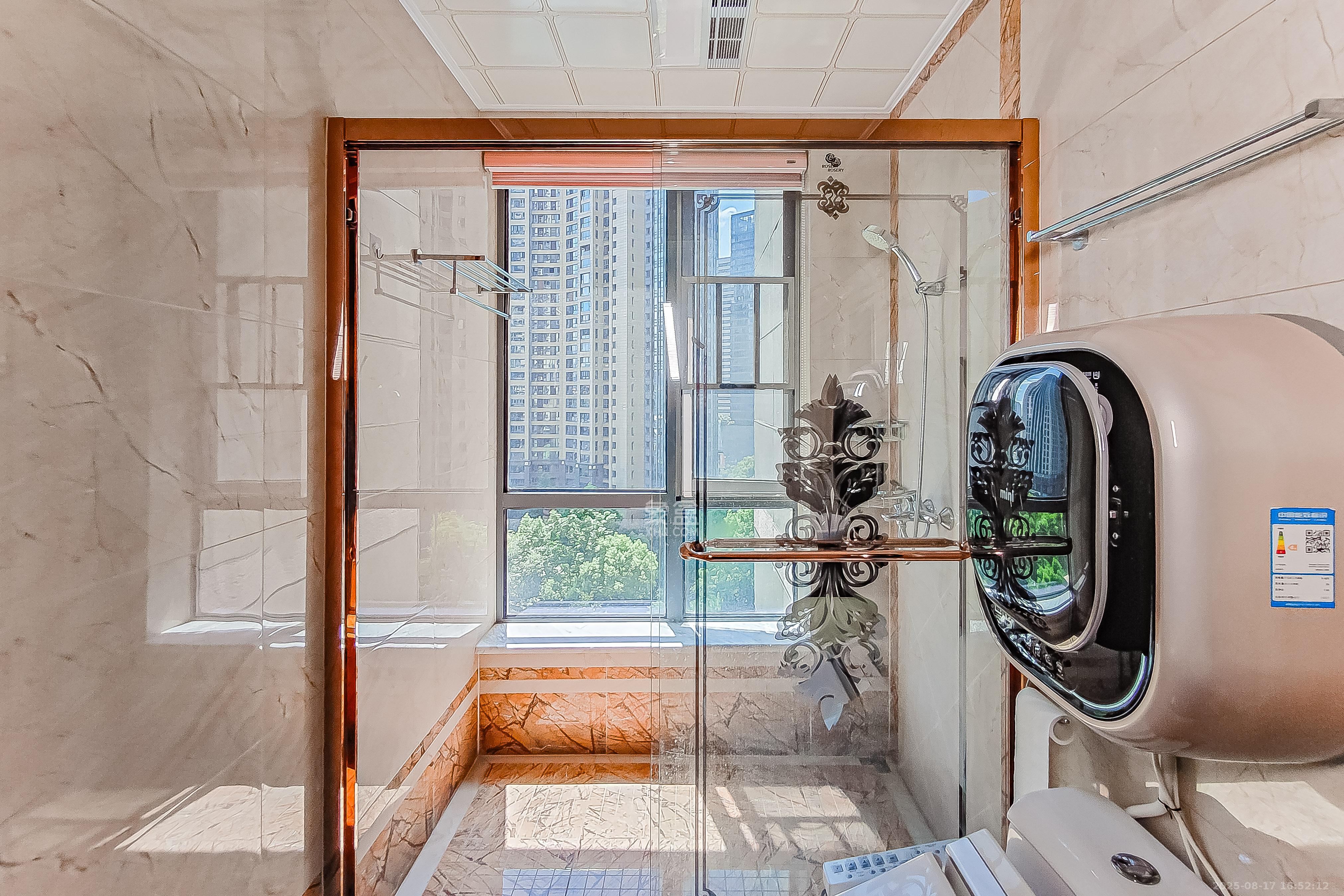 保利国际广场  4室2厅3卫    600.0万 保利国际广场  4室2厅3卫    600.0万卫生间