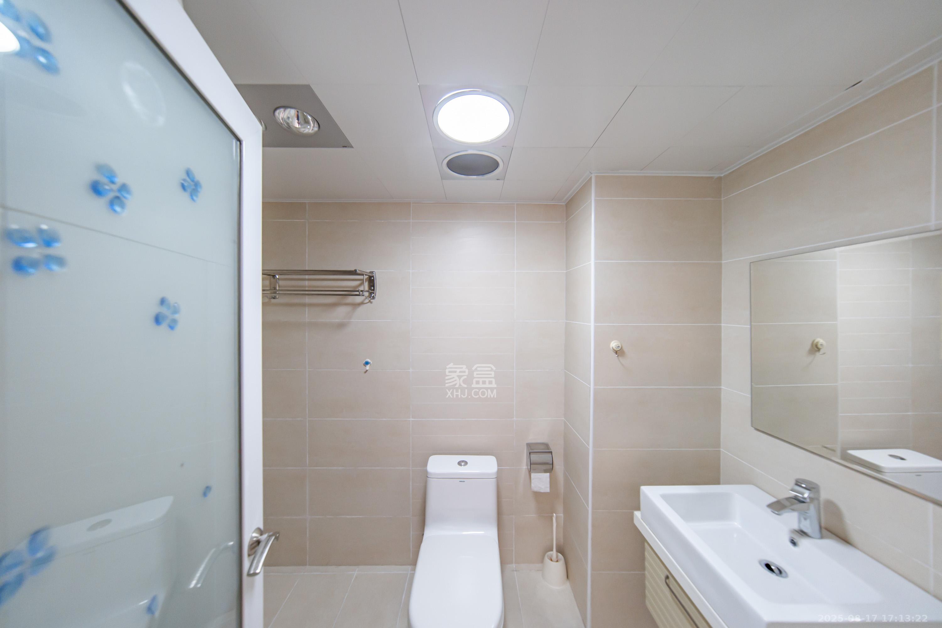 阳光100二期  2室2厅1卫    70.0万卫生间